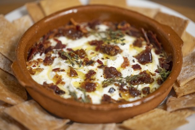 Crema de queso de cabra con beicon, miel y dátiles  Gastronomia la Gourmeteria - Sergi Alcàzar 