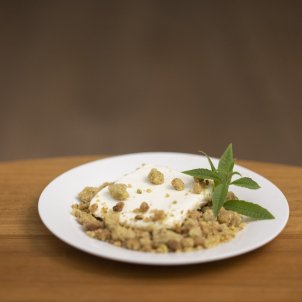 Recuit de fonteta con crumbled de nueces y pistachos Gastronomia la Gourmeteria - Sergi Alcàzar