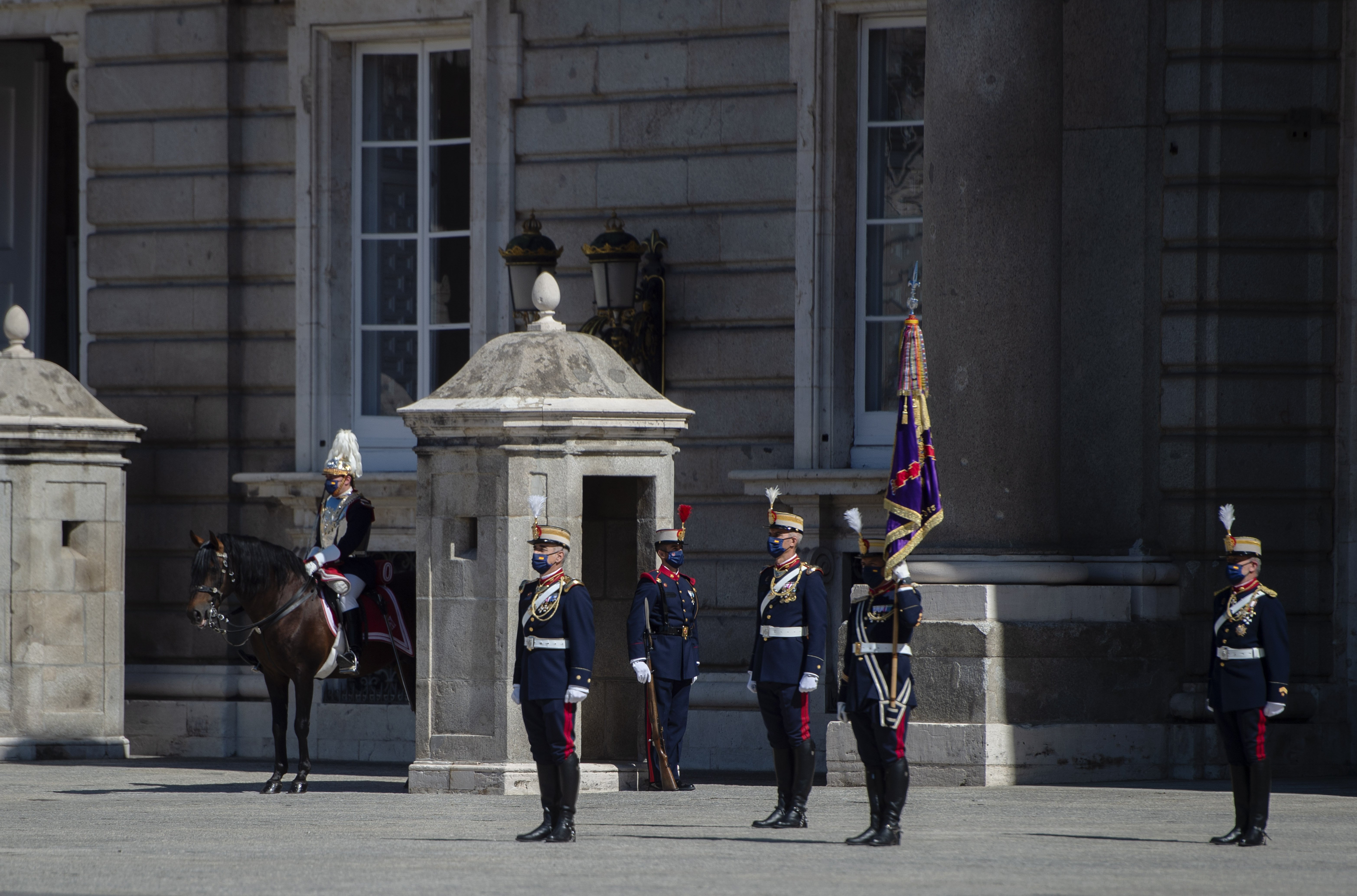 EuropaPress 3833713 guardia real participa relevo solemne plaza armeria palacio real julio 2021