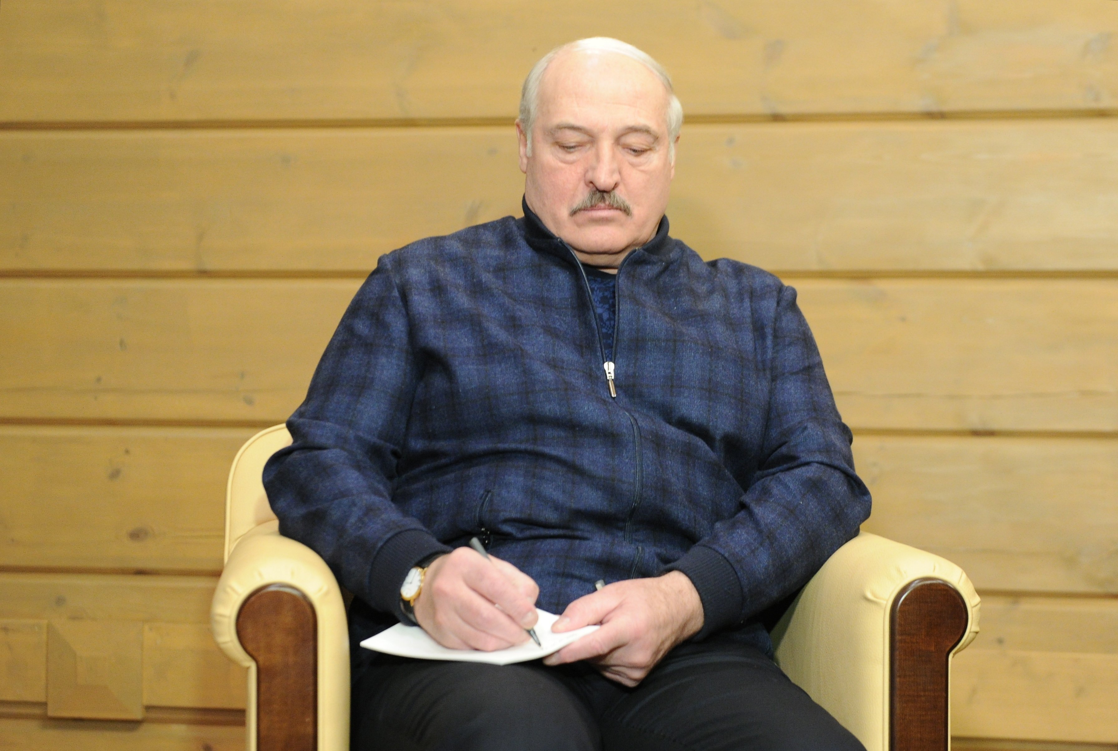 Lukashenko fulmina 56 oenegés por "preparar una revolución de color"