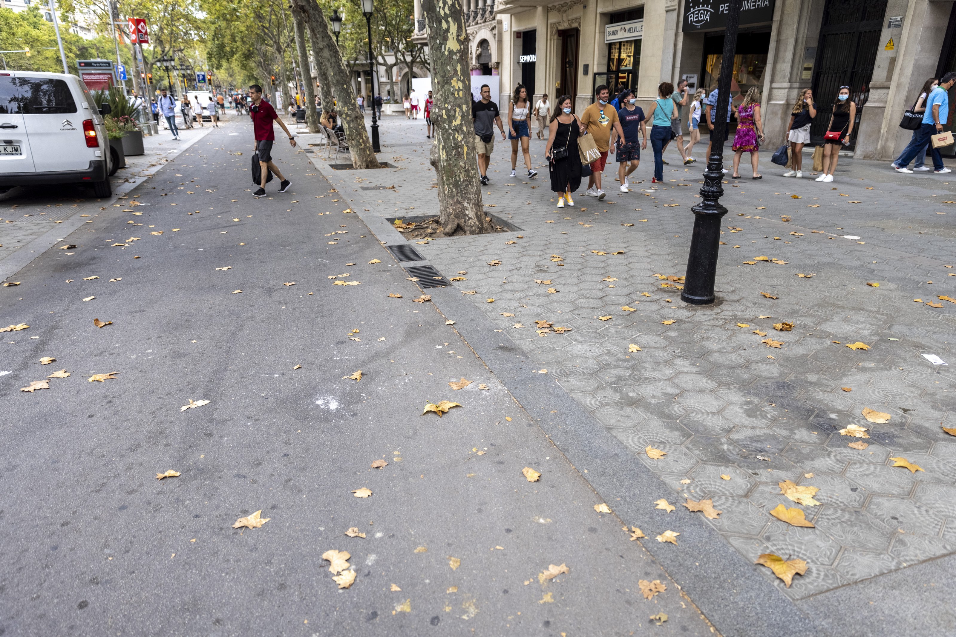 El comerç del passeig de Gràcia retreu a Colau la “guerra oberta” contra el cotxe privat