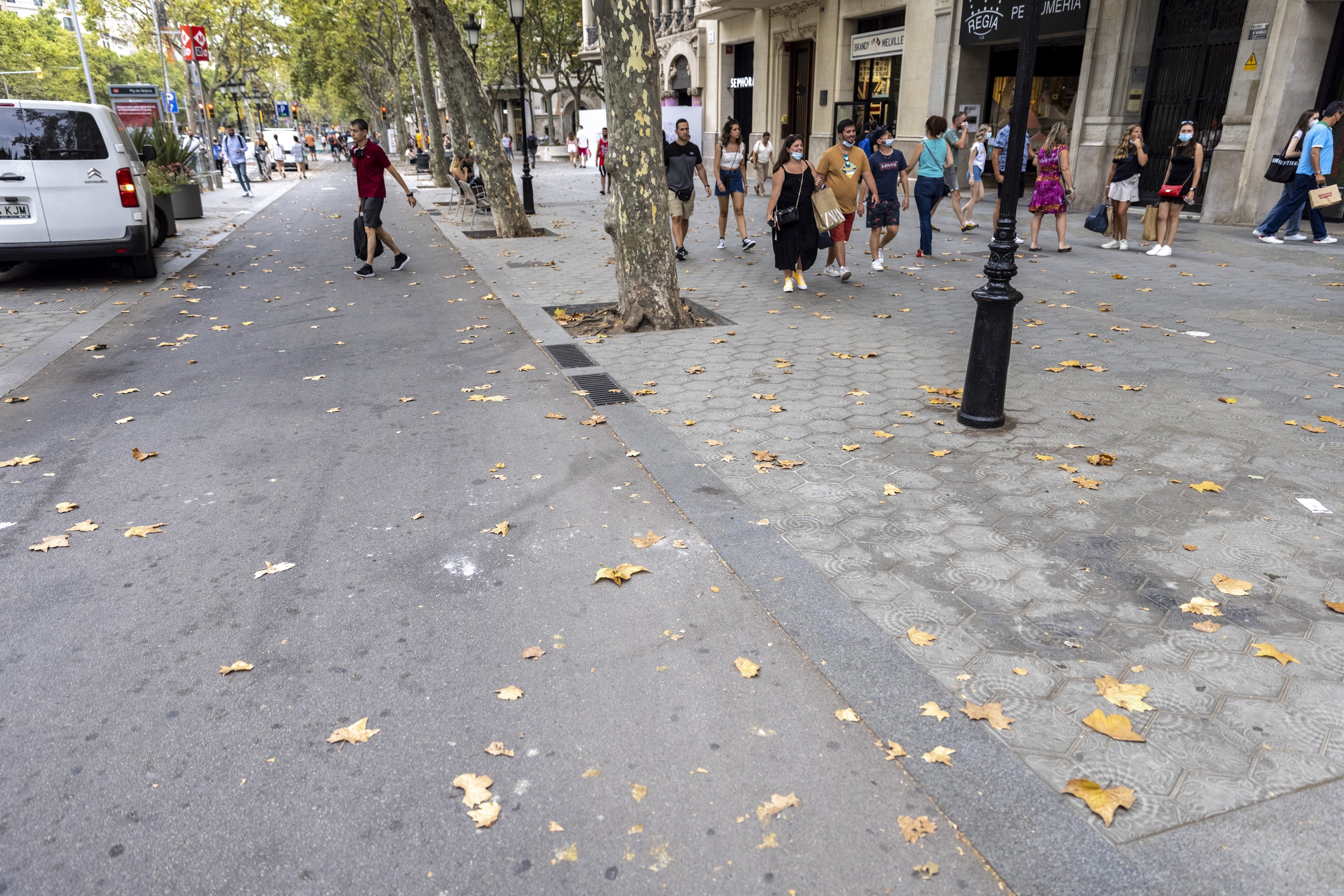 El comercio del paseo de Gràcia reprocha a Colau la "guerra abierta" contra el coche privado