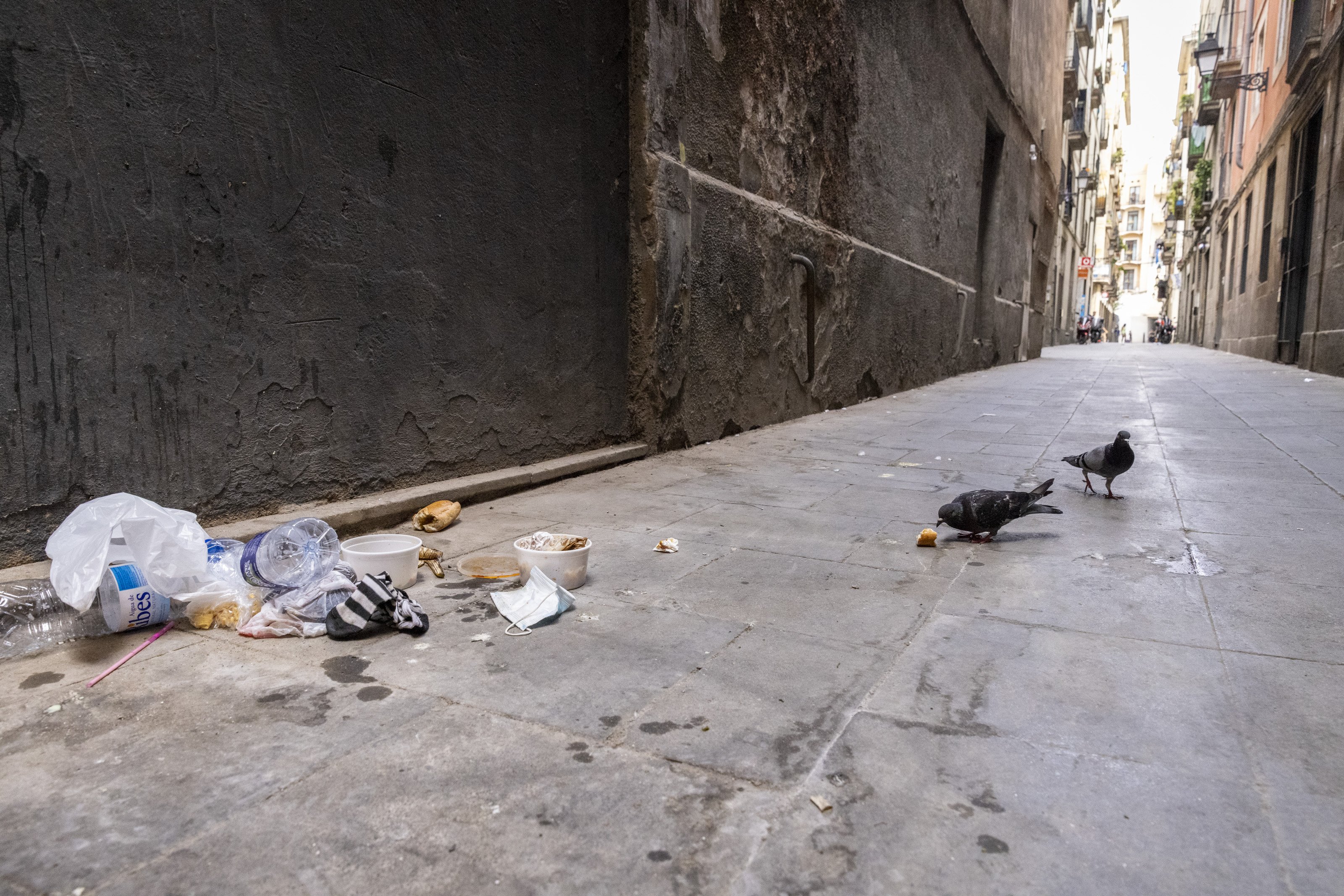 Veïns peculiars aprofiten les restes d'escombraries del carrer