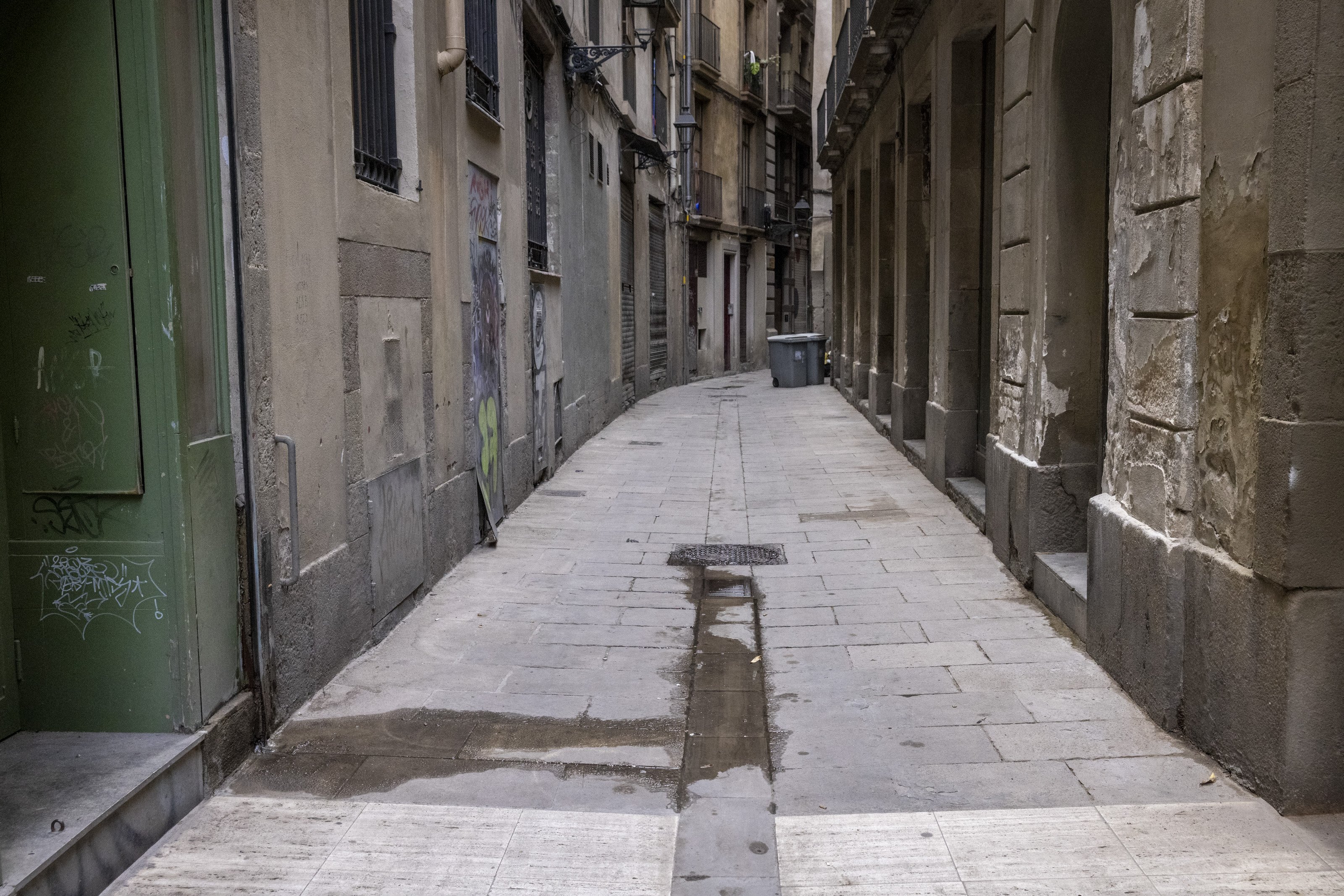 Carrer del Barri Gòtic amb una pixada al mig