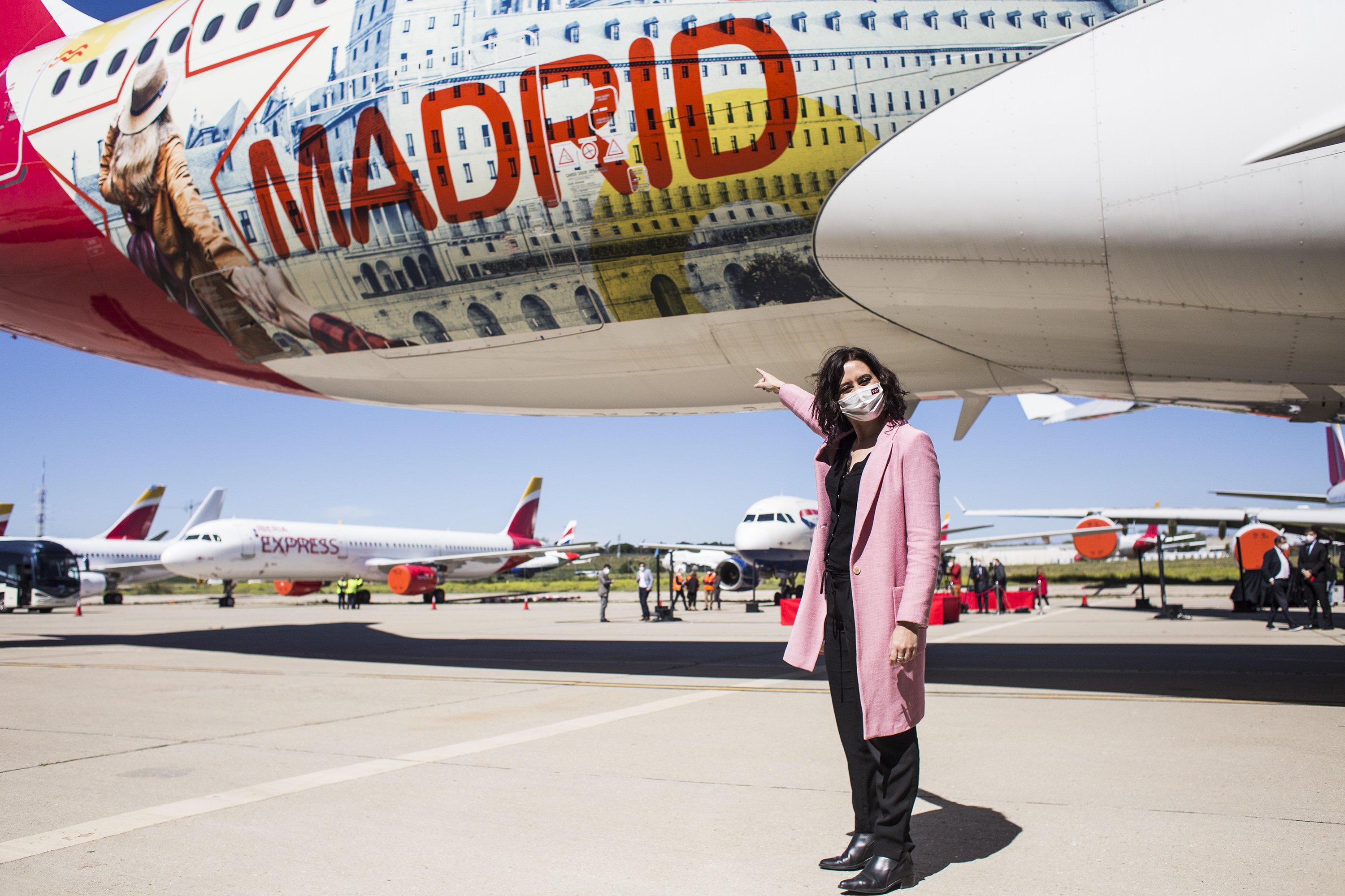 EuropaPress 3640782 presidenta comunidad madrid isabel diaz ayuso pone presentacion avion