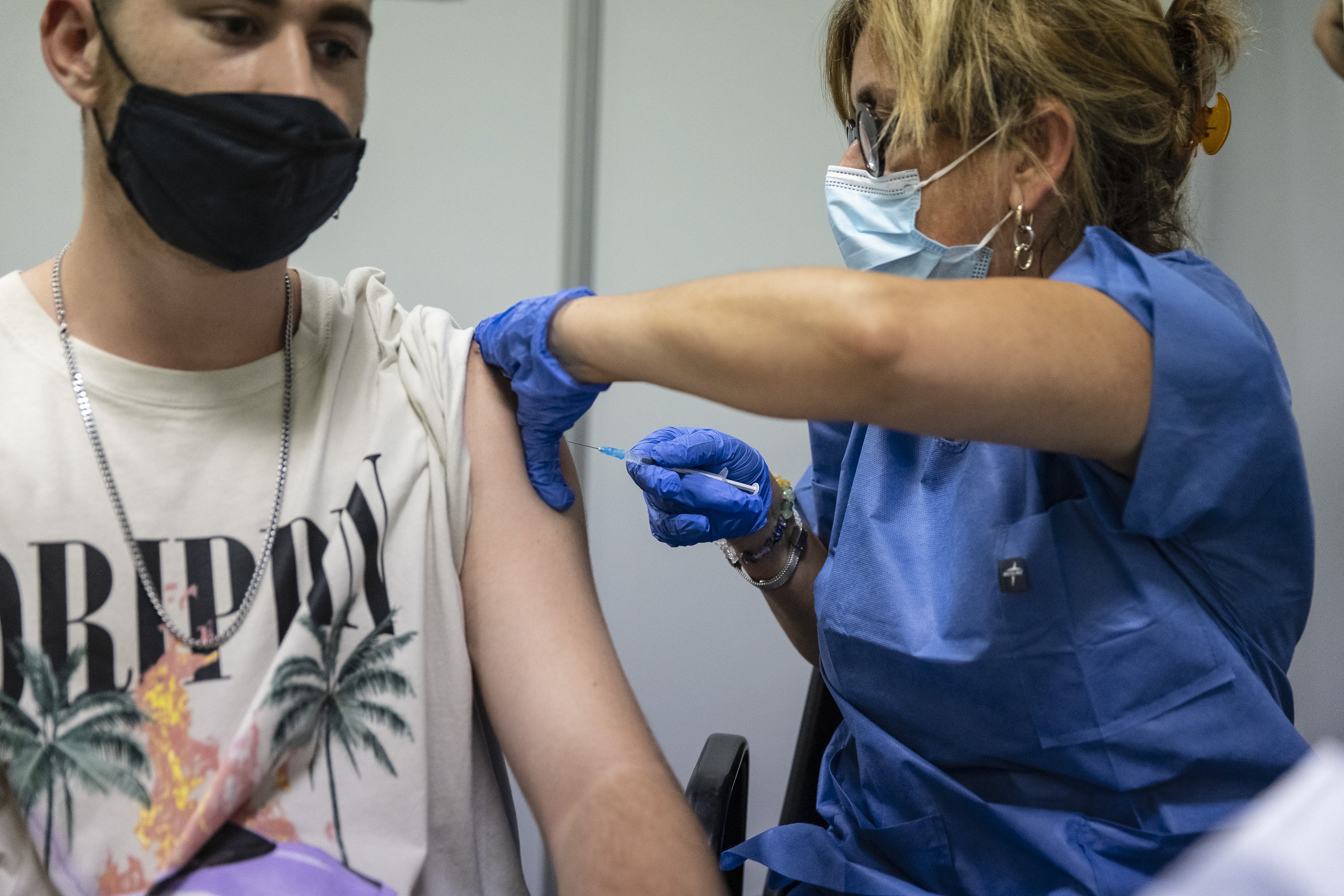 La vacunación obligatoria para trabajar divide a los empresarios