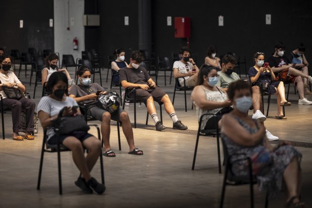 Vacunacion vacuna La farga Hospitalet jovenes - Sergi Alcàzar