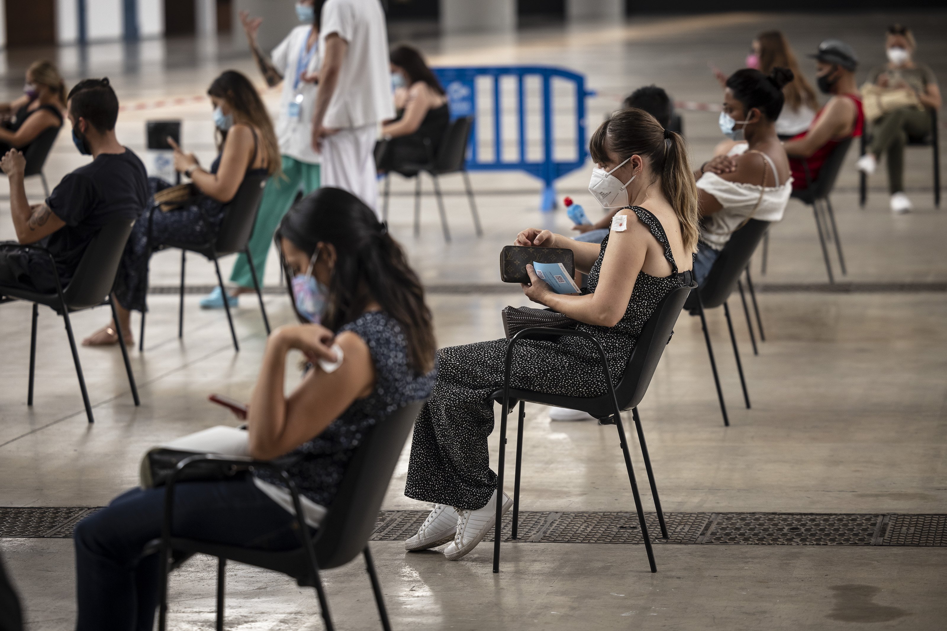 Vacunacion vacuna La fragua Hospitalet jovenes - Sergi Alcàzar