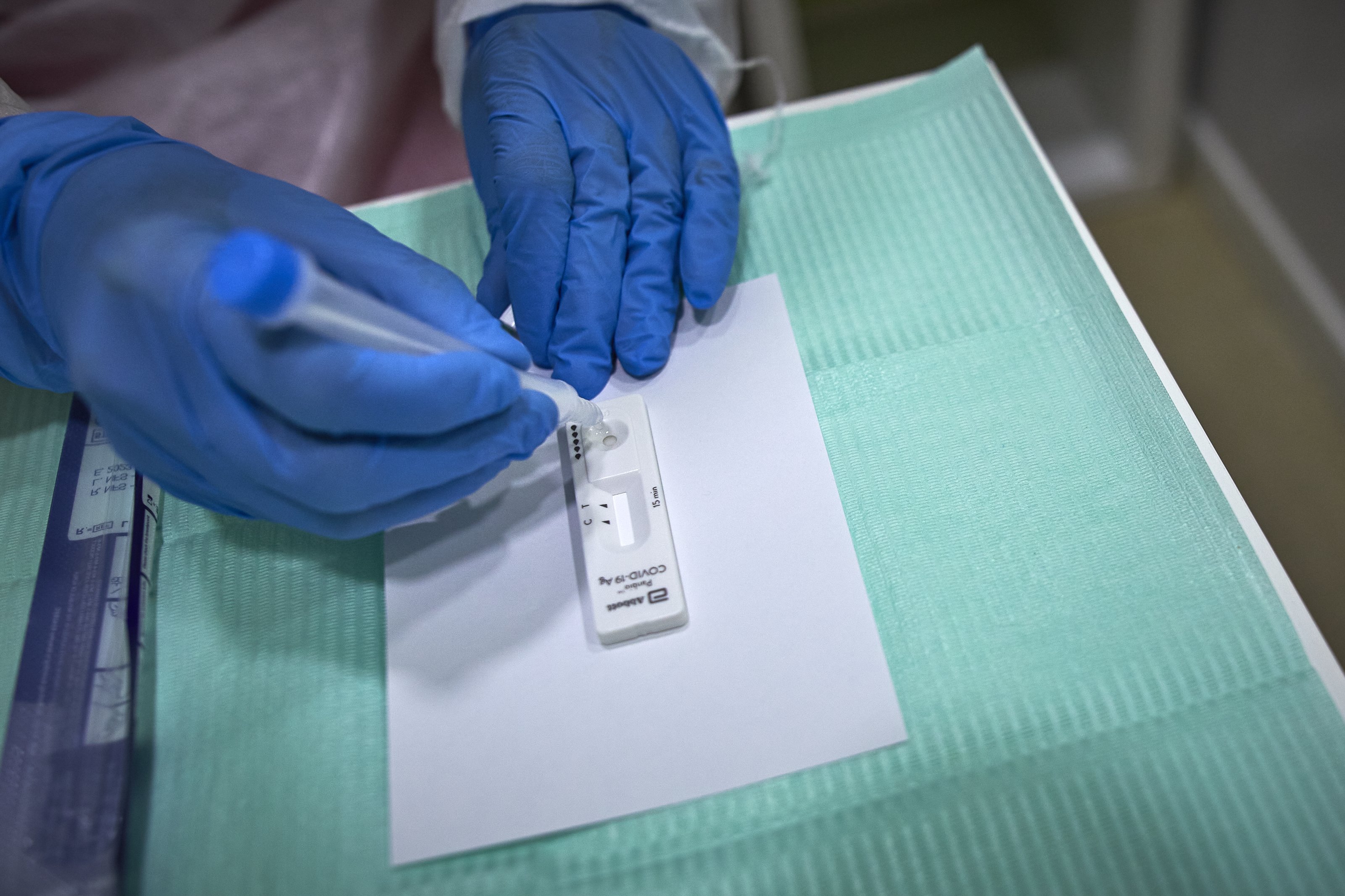 Les farmàcies ja fan tests d'antígens i envien els resultats a Salut