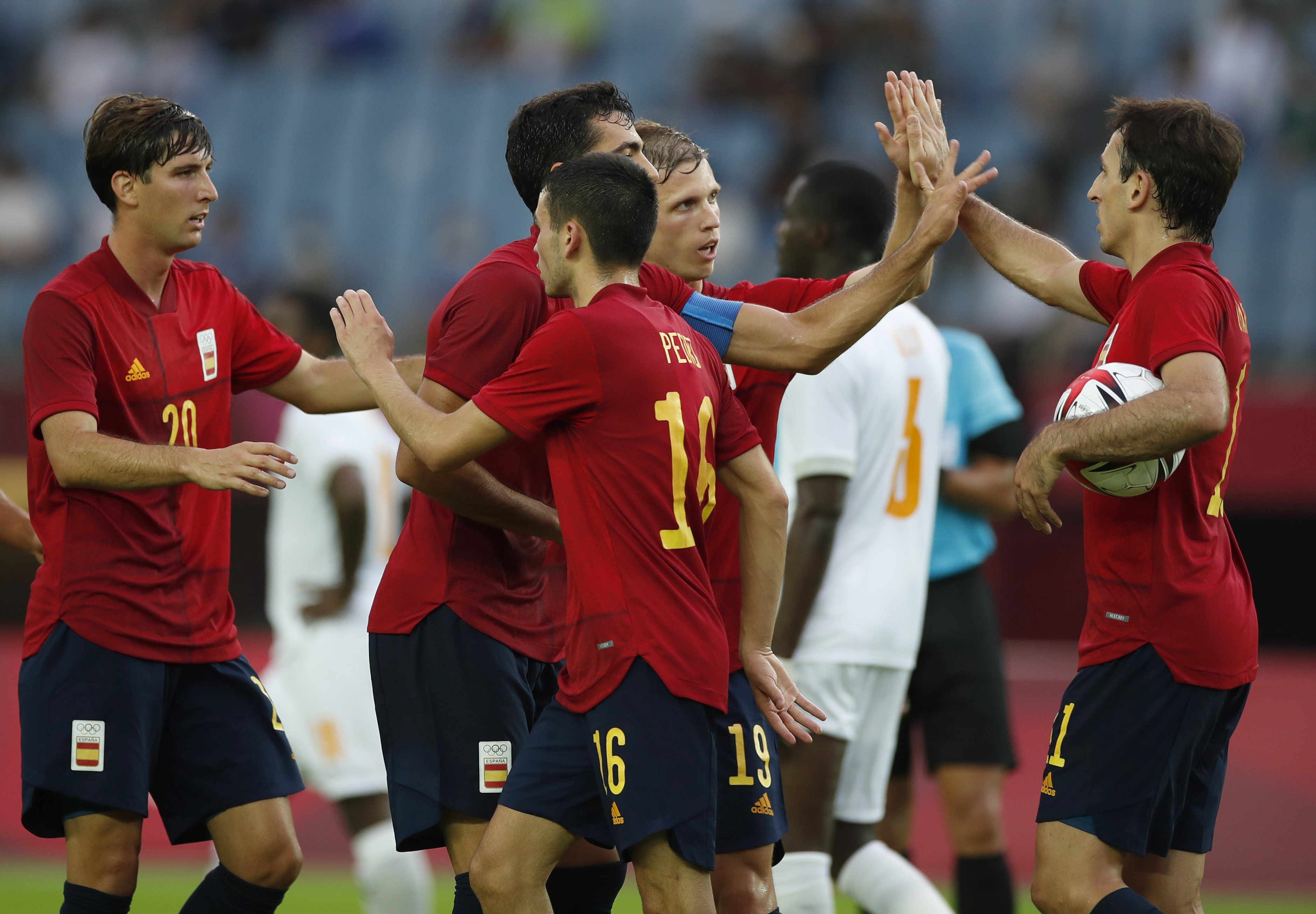 Rafa Mir salva a España ante Costa de Marfil y ya está en semifinales (5-2)