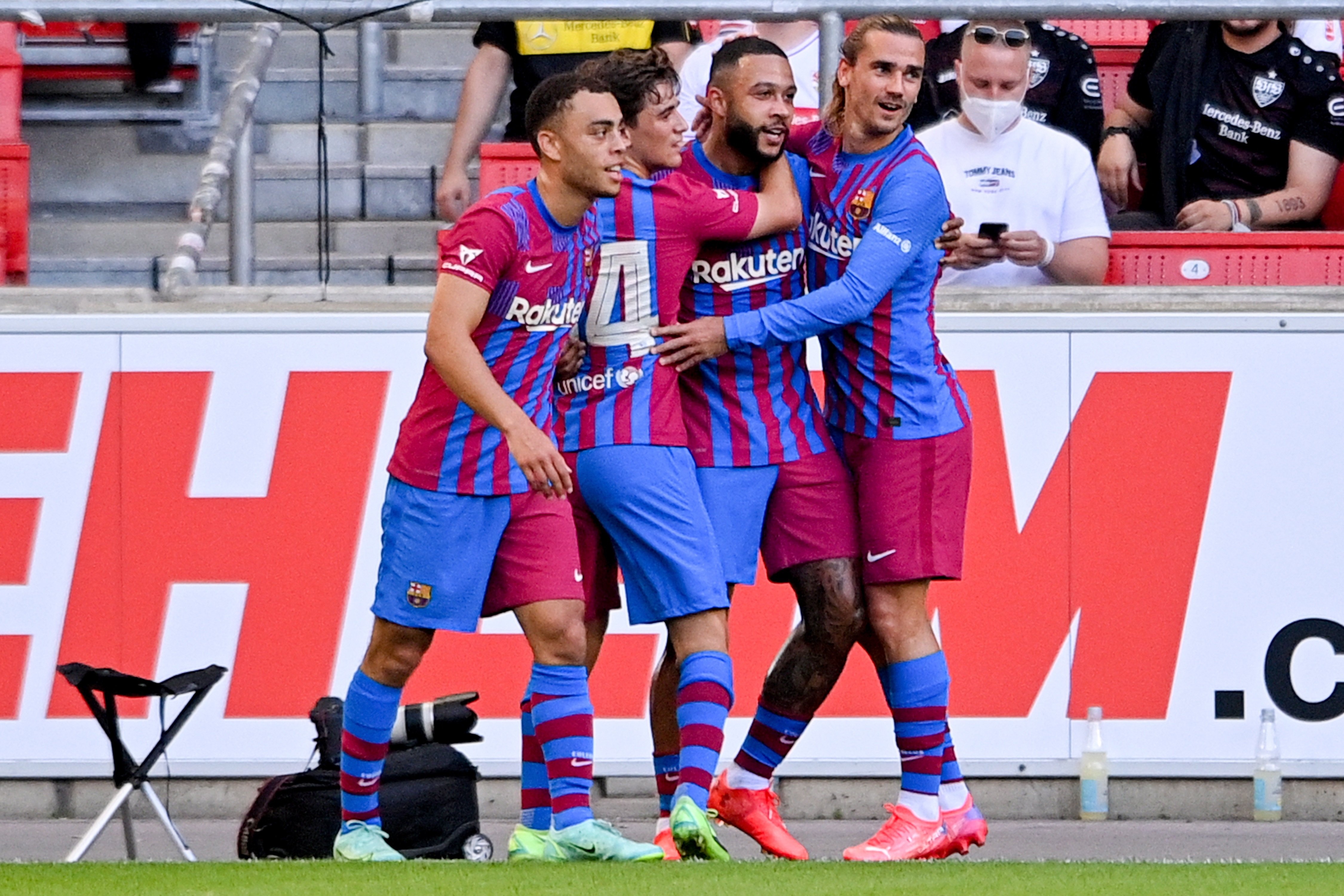 Memphis Depay enlluerna en la victòria del Barça contra l'Stuttgart (0-3)