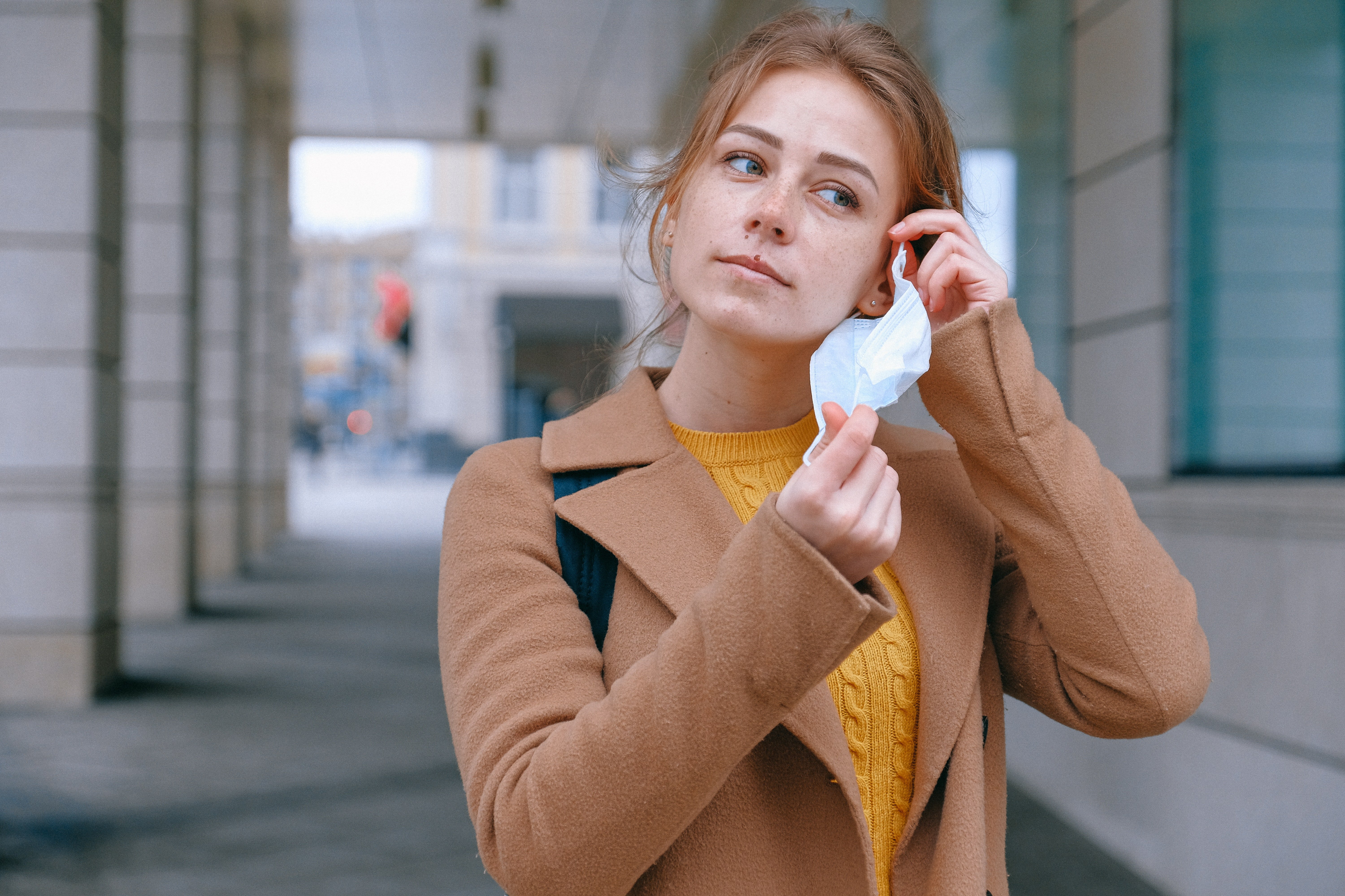 Mujer quitándose mascrilla