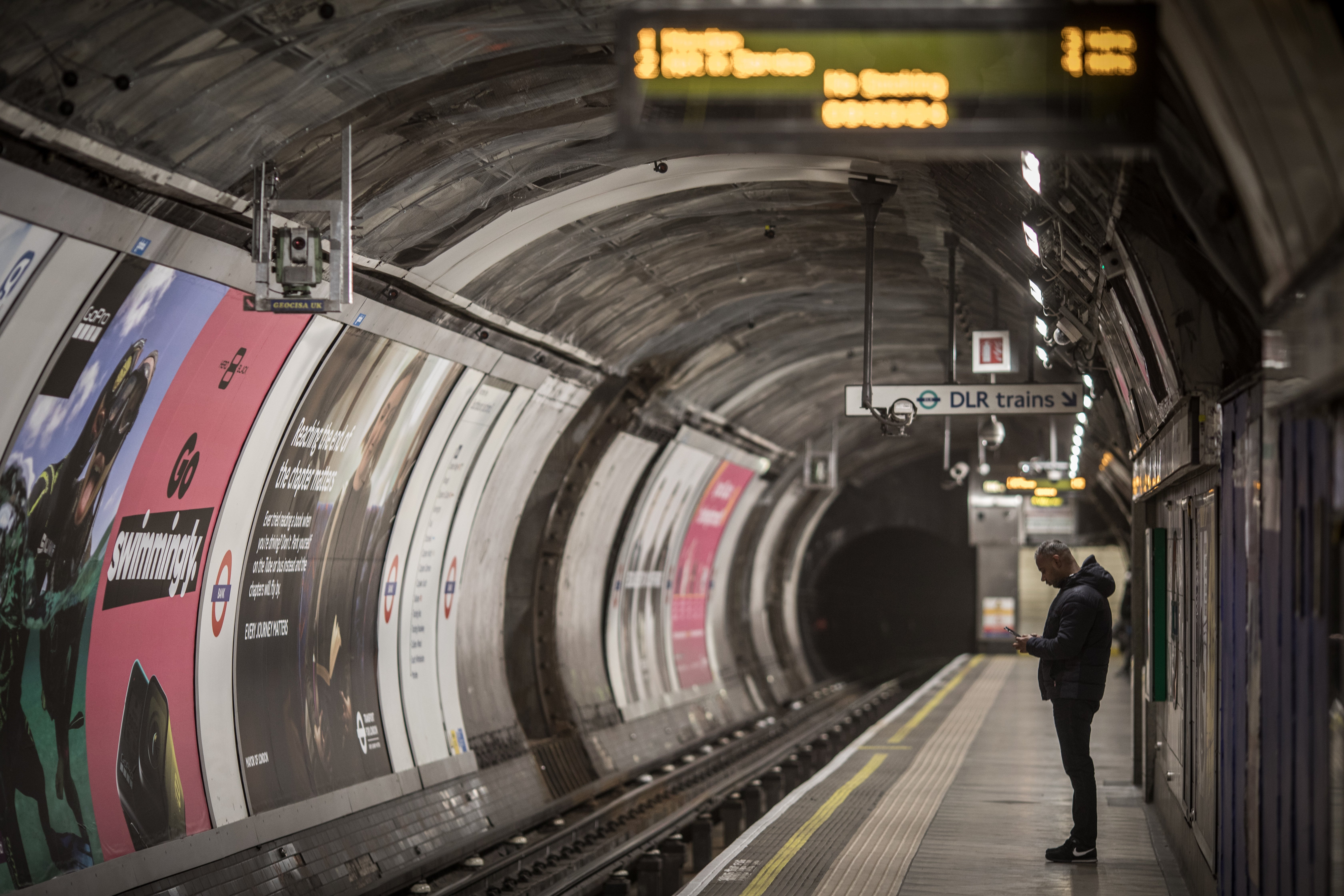 EuropaPress 2738267 25 march 2020 england london man waits for subway train at bank station in