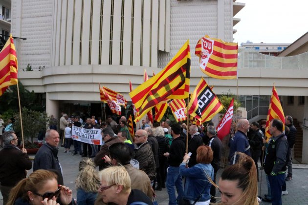 Concentración delante de hotel Lloret ACN