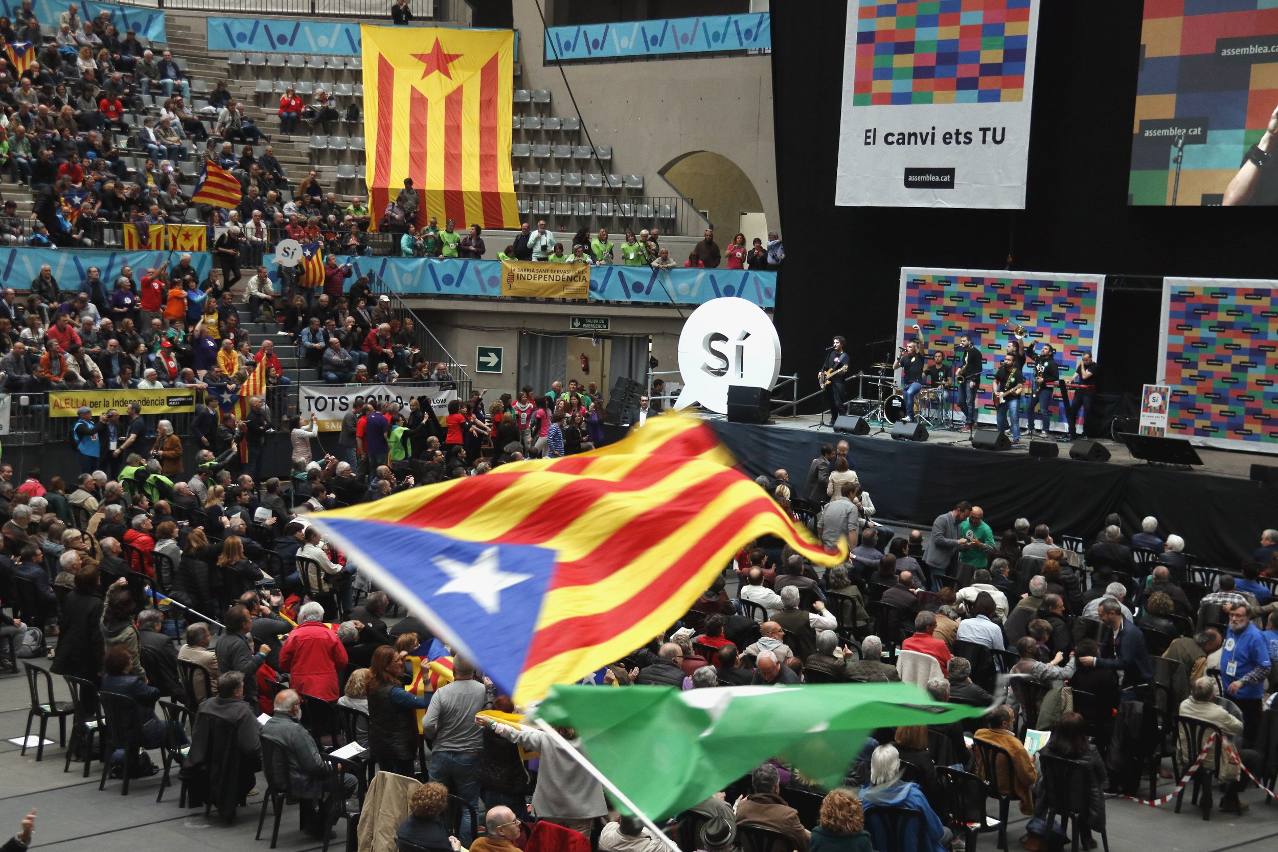 Los comuns, divididos ante la asamblea de la ANC