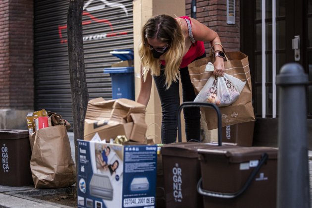 vecina tirando la basura orgánica - Montse Giralt vecina tirando la basura orgánica - Montse Giralt