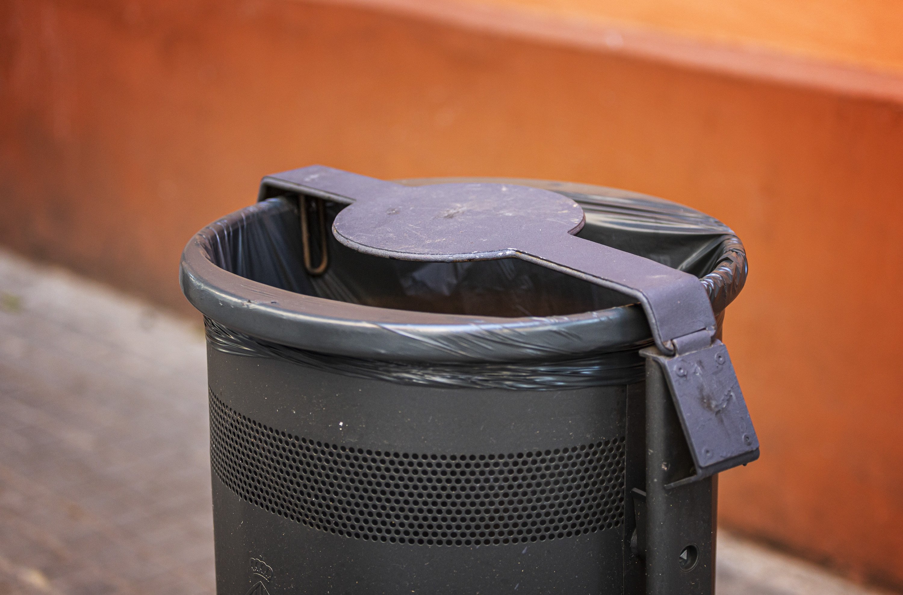 Tapes de metall en papereres per que els veïns no hi llencin les bosses d'escombraries