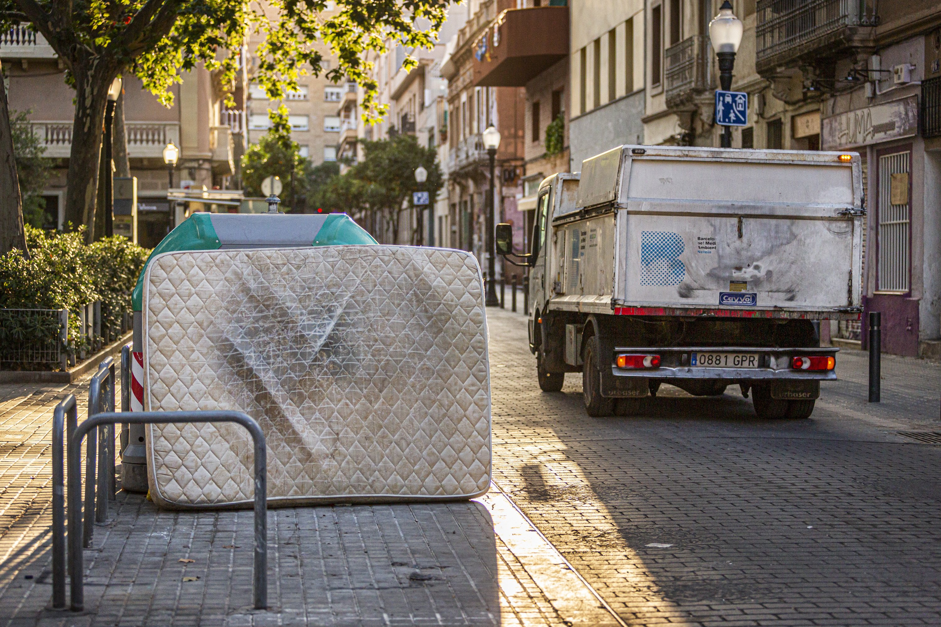 Matalàs, contenidor de vidre i camió, tres en u a Sant Andreu