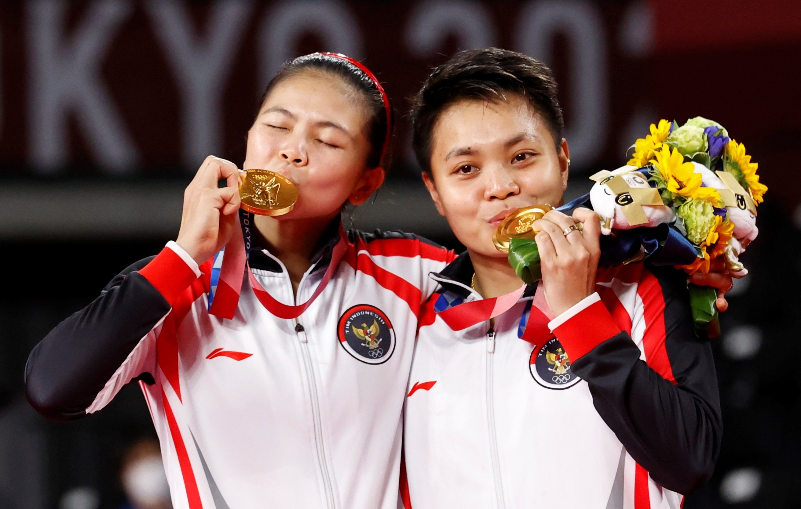 Premios por un oro olímpico con Indonesia: cinco vacas, un piso, café y revistas