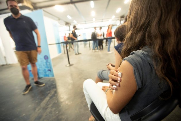 vacunación coronavirus jóvenes fira barcelona efe