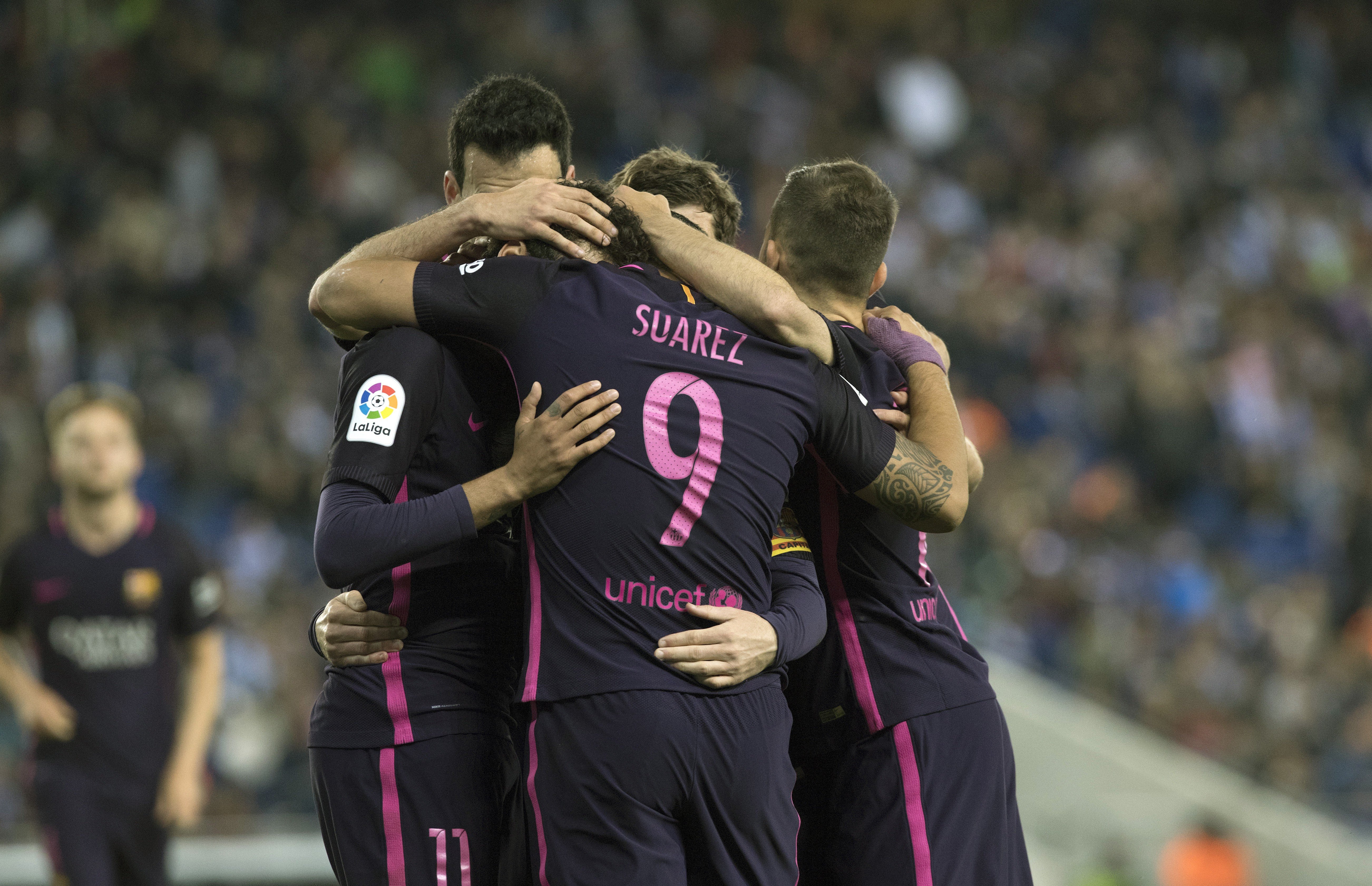 Messi desequilibra el derbi y mantiene vivo al Barça (0-3)
