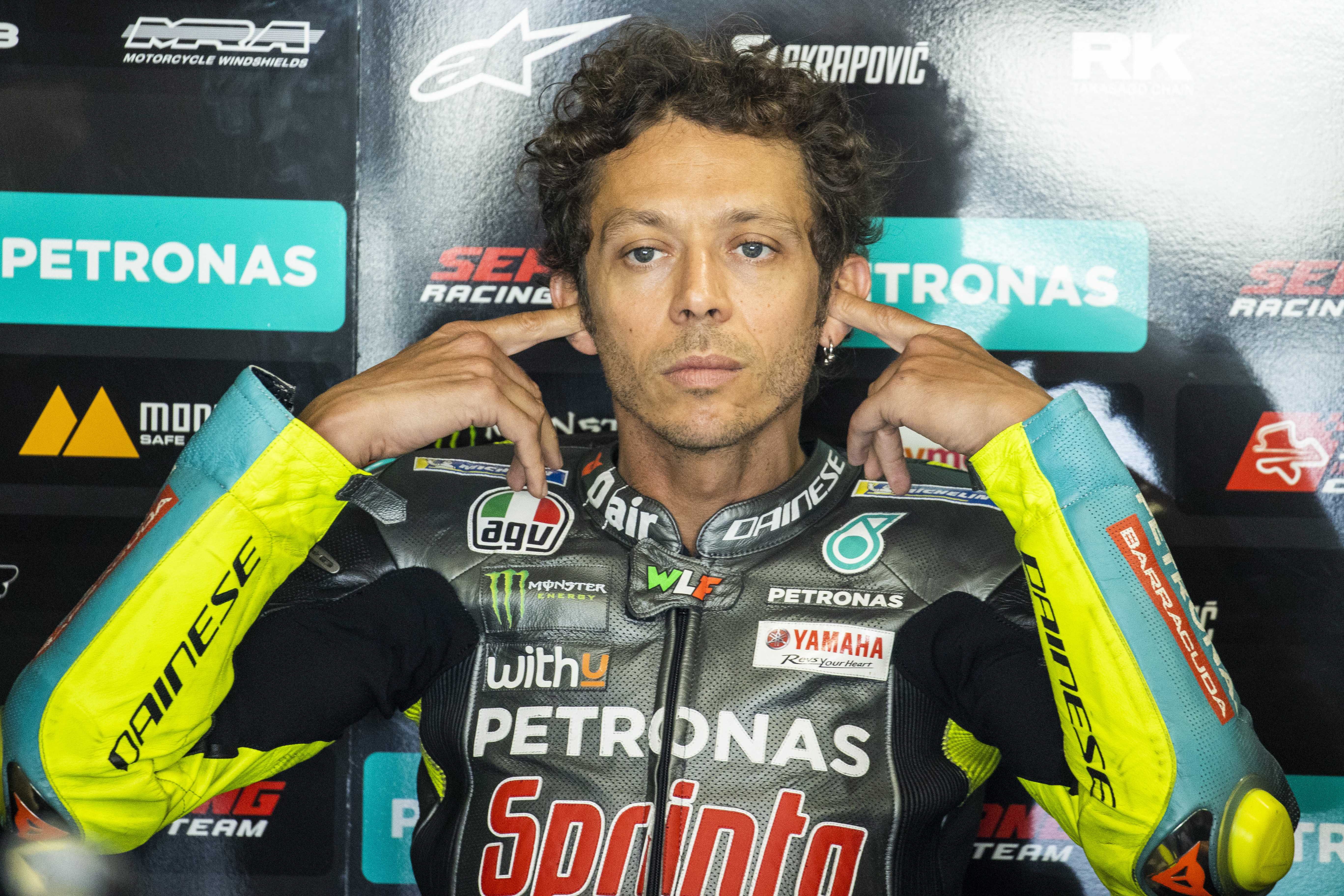 El piloto italiano Valentino Rossi anuncia su retirada