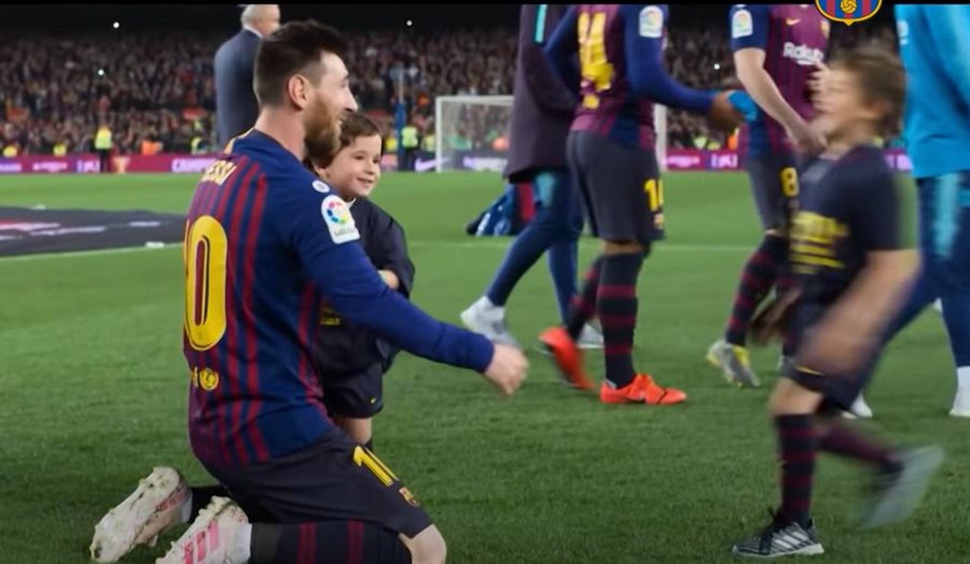 VÍDEO | L'emotiu homenatge i agraïment del Barça a Messi