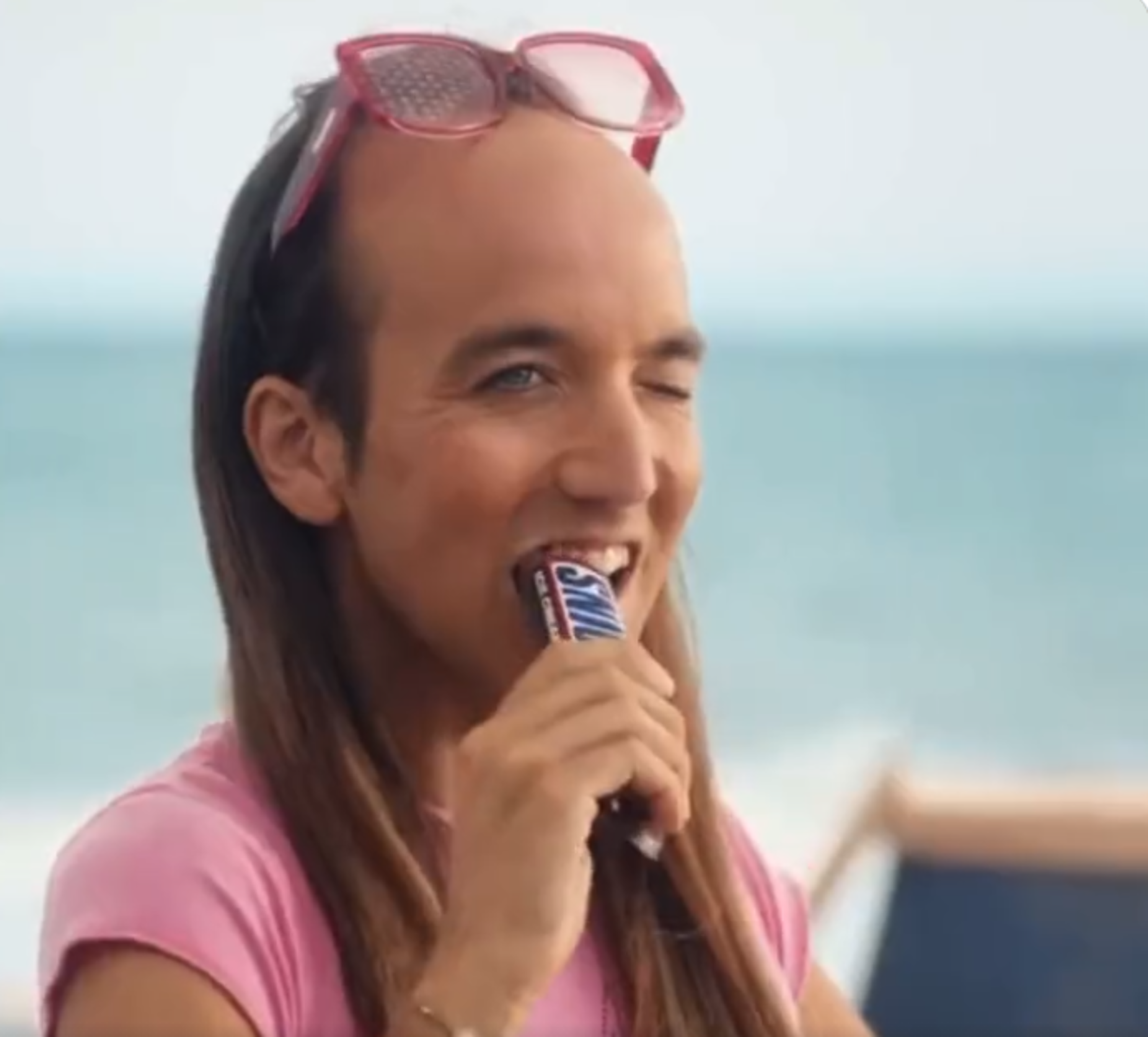 Allau de crítiques pel polèmic anunci "plumòfob" de la marca Snickers