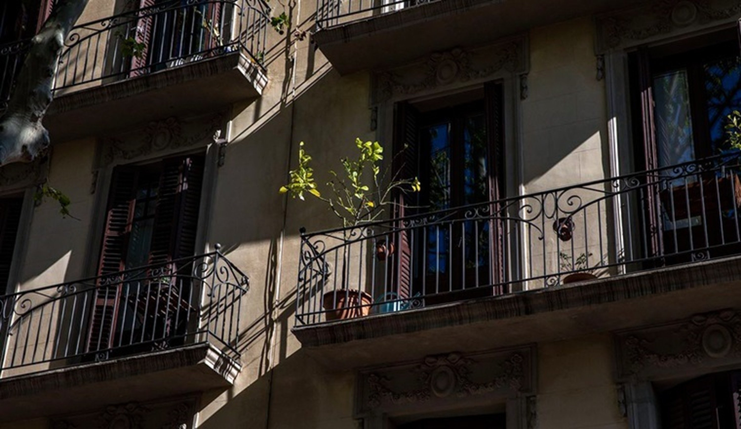 Un concejal de los comuns desmiente la noticia 'fake' de los 1.600 empadronados en un piso de Barcelona