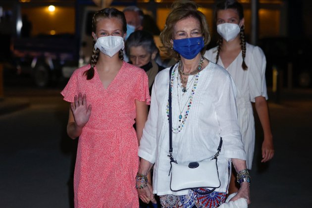 leonor coge de la mano a su abuela sofia GTRES