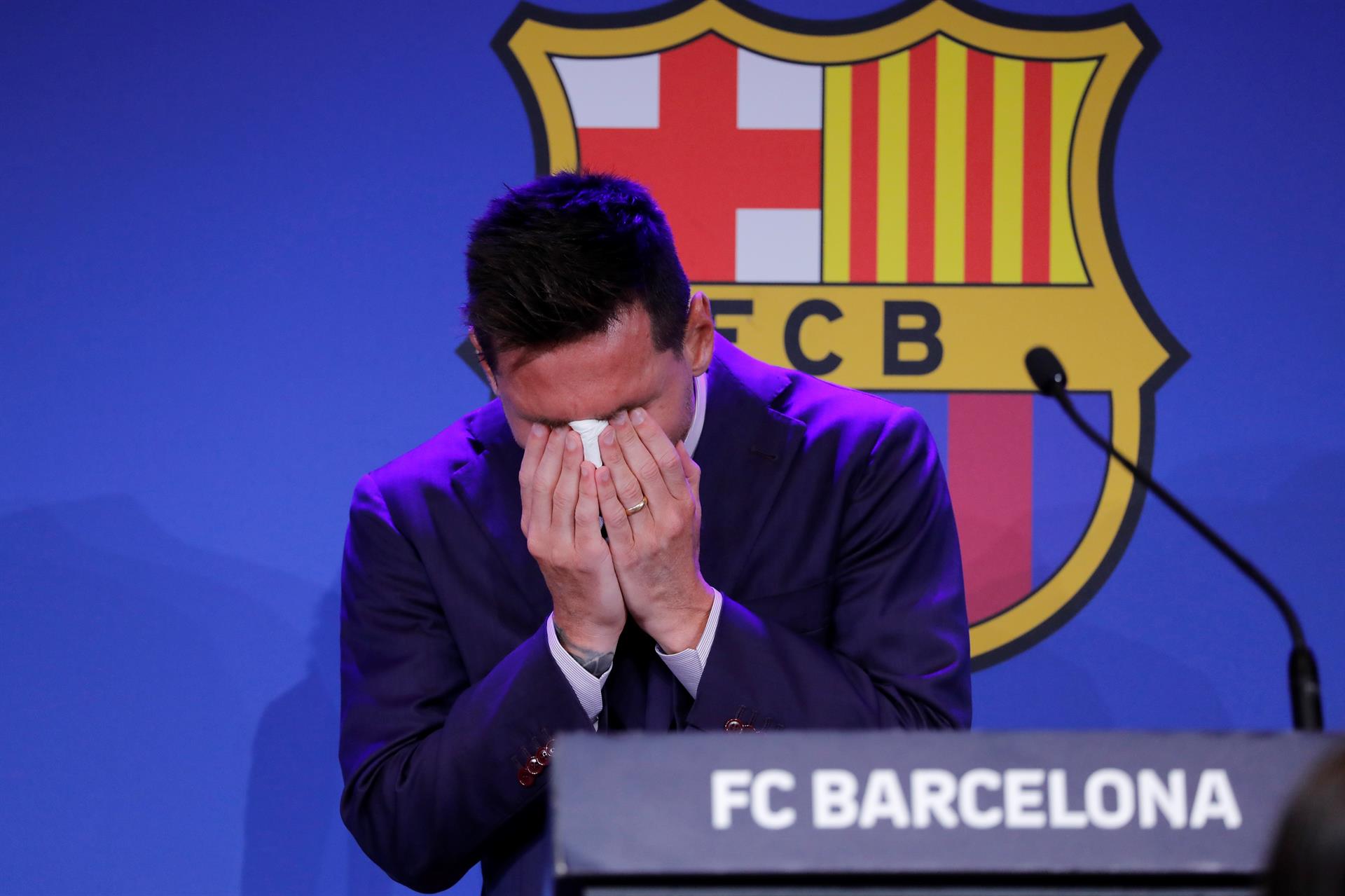 Les llàgrimes de Messi, totalment destrossat, en el seu comiat del Barça