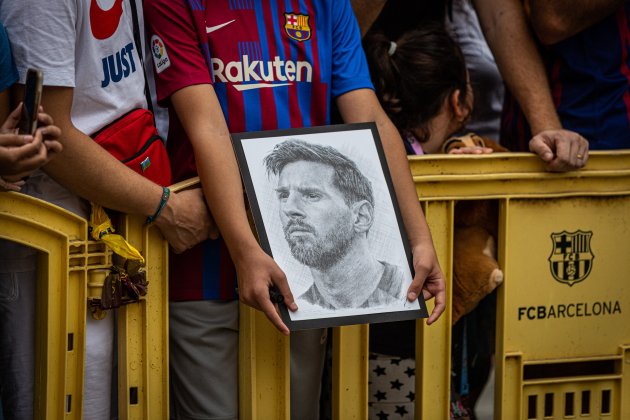 Aficionados FCB en laso puertas del Camp Nou para despedir en Messi - Montse Giralt