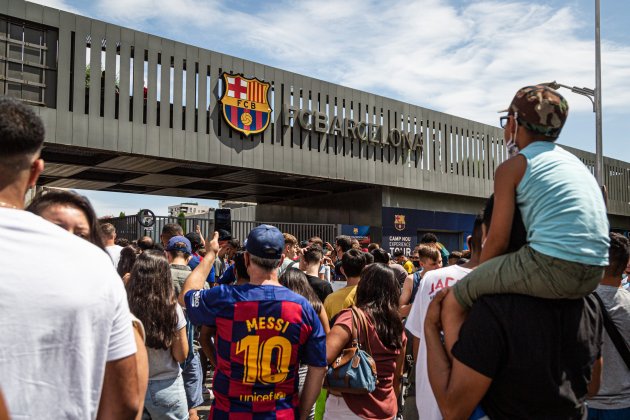 Aficionados FCB en laso puertas del Camp Nou para despedir en Messi - Montse Giralt