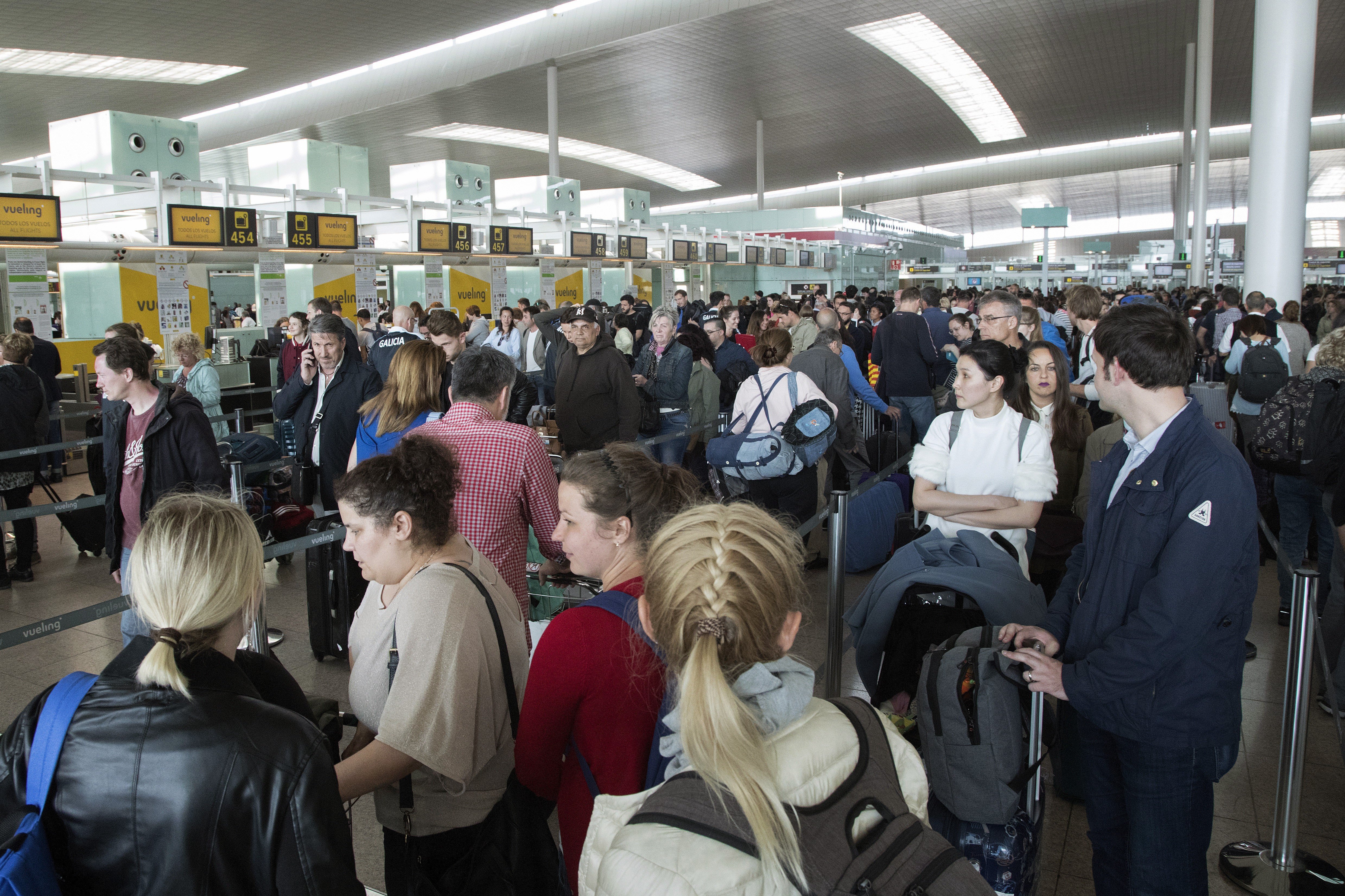 La Policia Nacional crea un caos sense precedents a l'aeroport de Barcelona