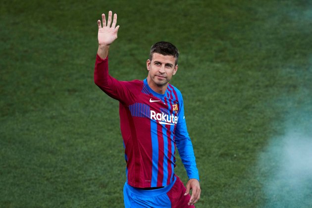 Pique manita hola adios Barca EFE