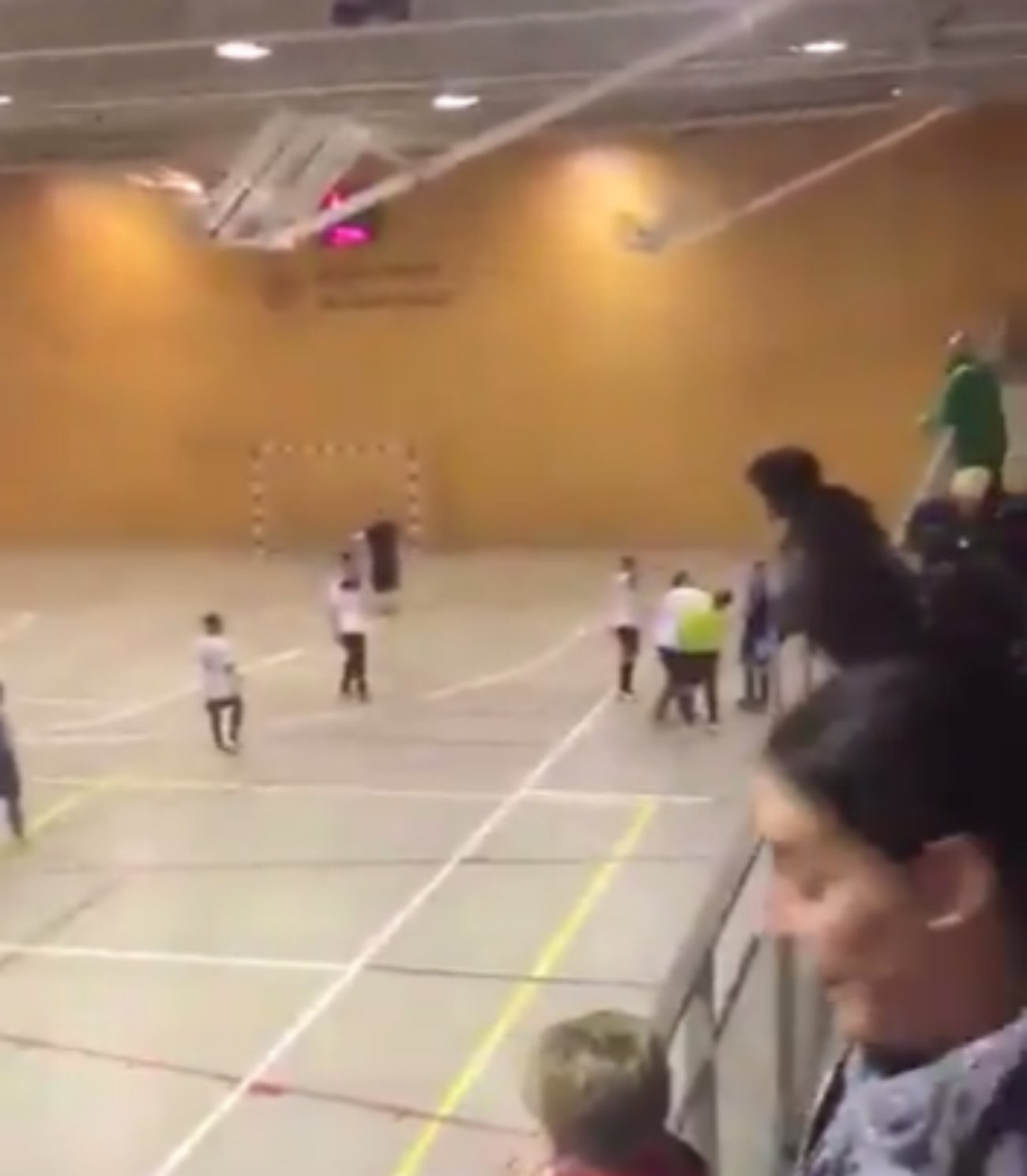 Brutal agresión a un árbitro de fútbol sala en Barcelona