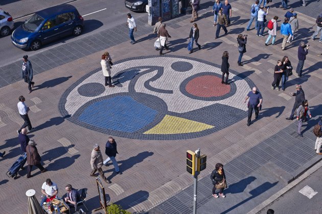 Joan Miró. Mosaico del Plan|Plano de lós en la Rambla de Barcelona, 1976. Foto de Jaume Blassi. Cortesía de la Fundación Joan Miró, Barcelona.