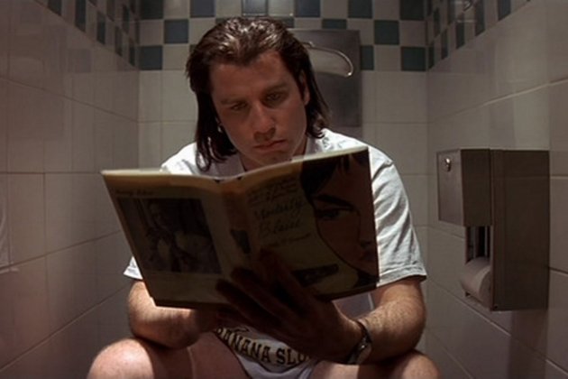 John Travolta leyendo