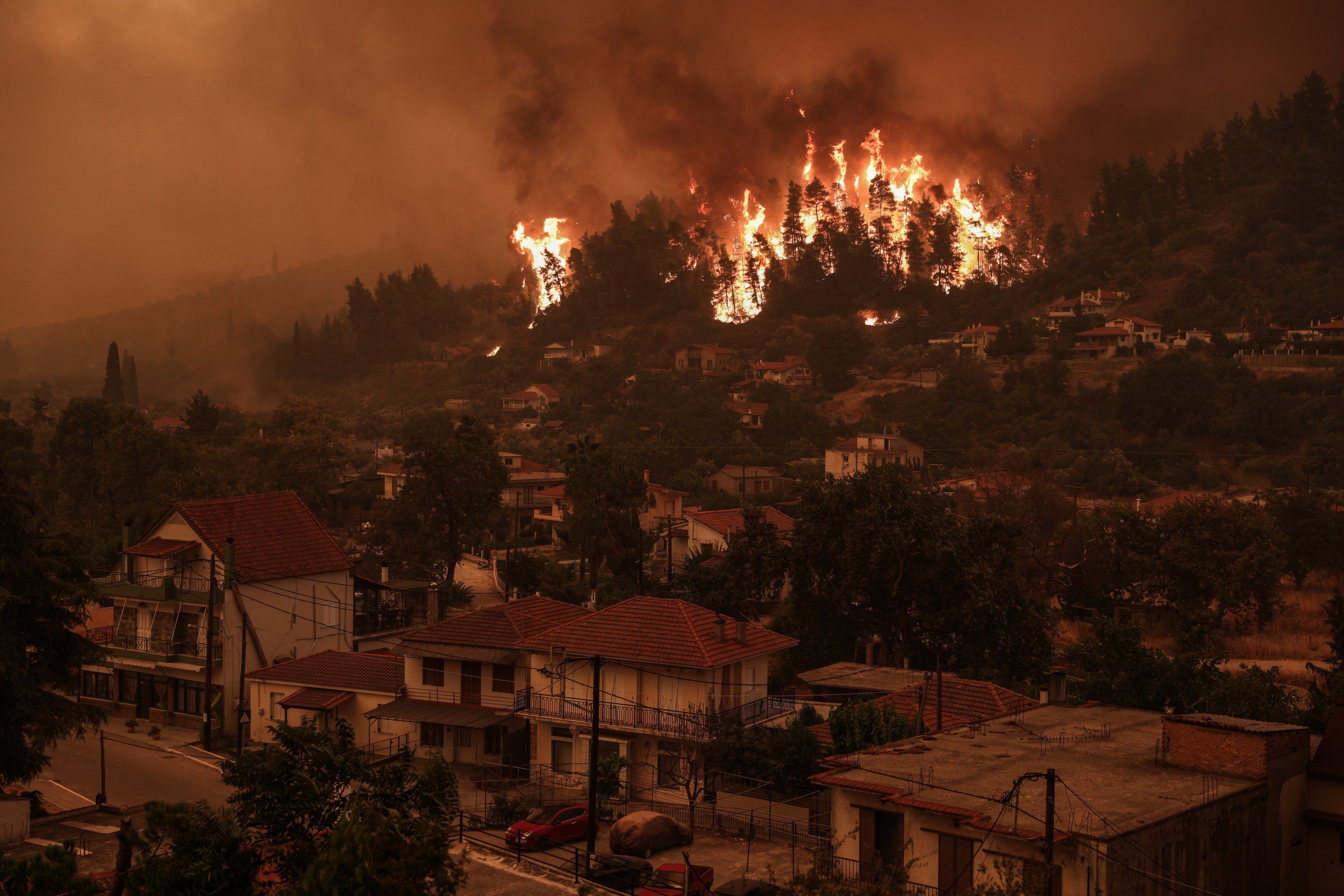 Una noche "difícil" después de siete días de incendios en Grecia