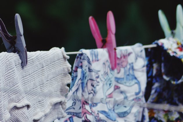 pinzas tender ropa unsplash