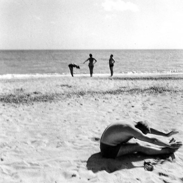 Joan Miró en la playa de Mont-roig del Camp. Fotografía de Joaquim Gomis. Fondo Joaquim Gomis, depositado en el Archivo Nacional de Catalunya. © Herederos de Joaquim Gomis. Fundación Joan Miró, Barcelona, 2021.