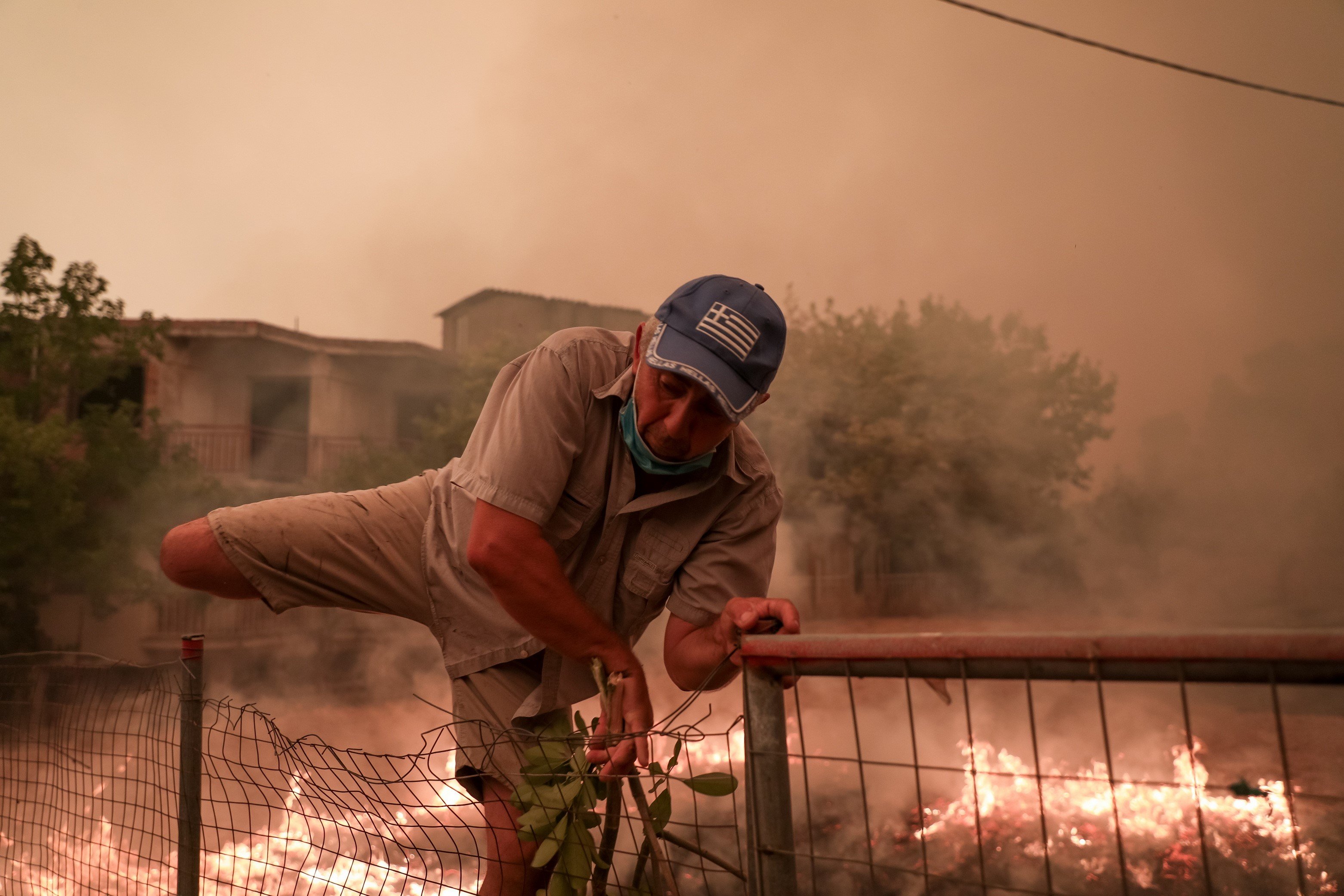 un hombre en grecia incendios / Europa press