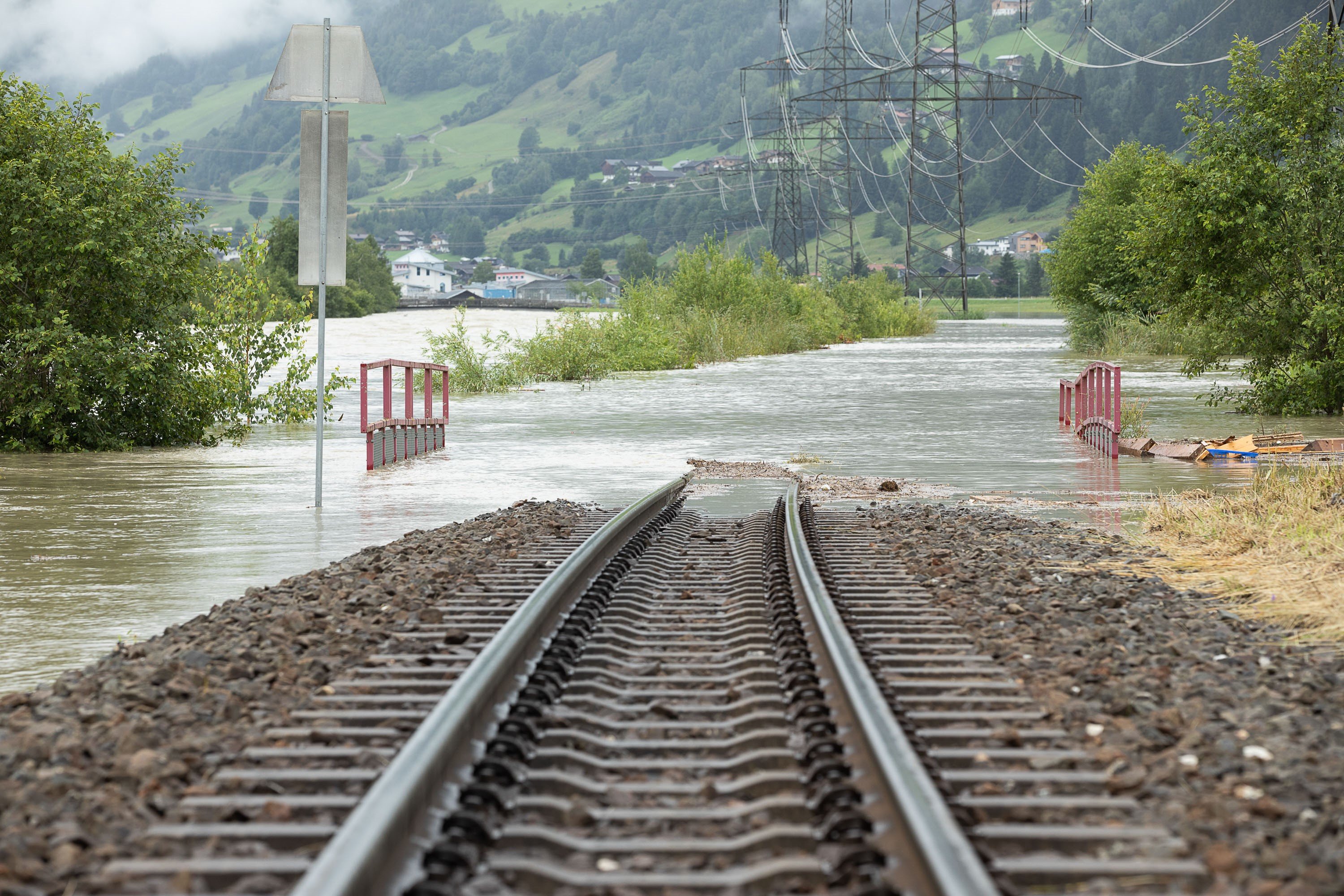 via del tren inundada por lluvias austria / Europa Press