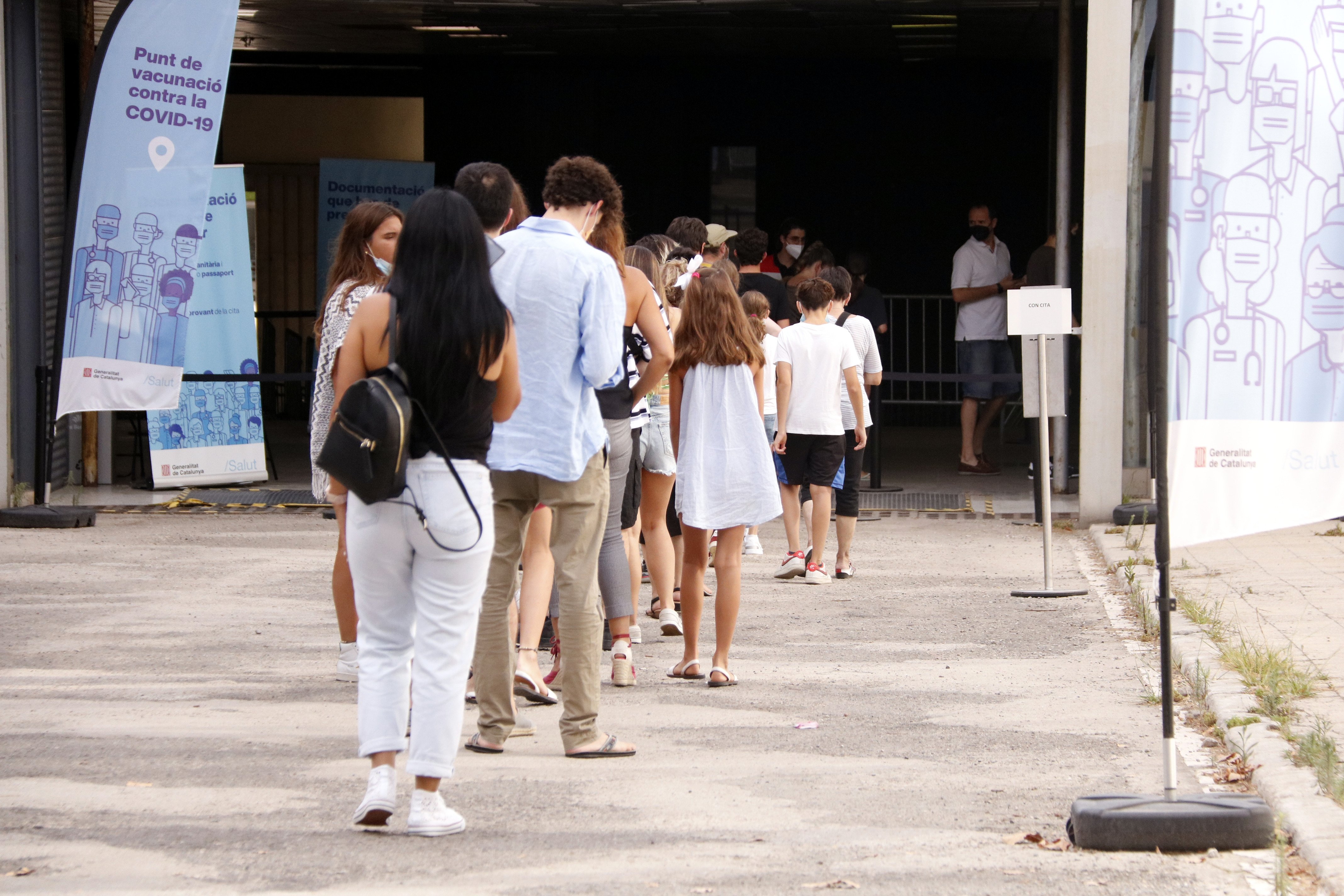 Los vacunados sin cita: "Me han dicho que viniera, que ponían vacunas sin cita"