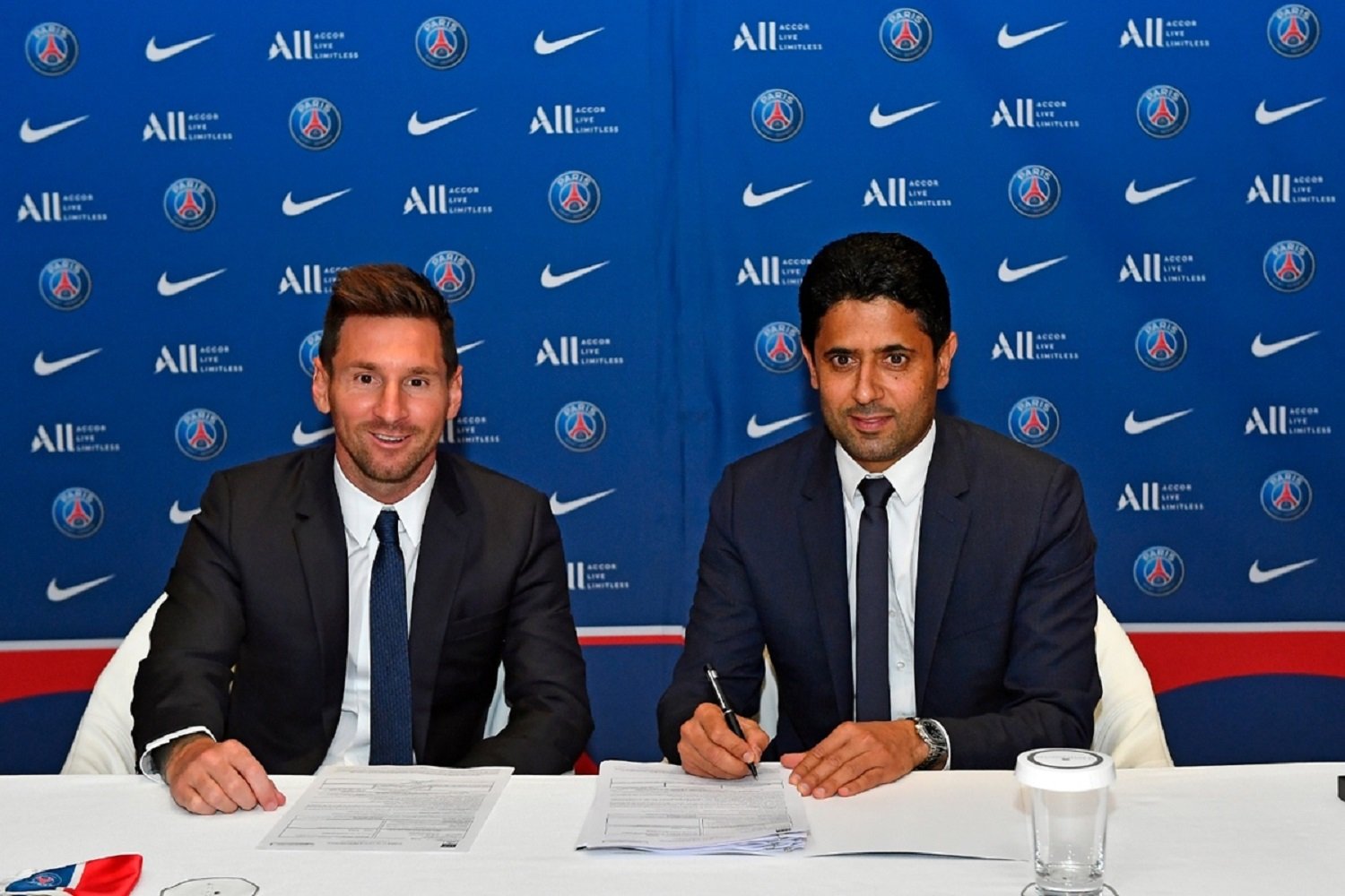 Leo Messi firmando el contrato con Nasser Al-Khelaïfi / PSG