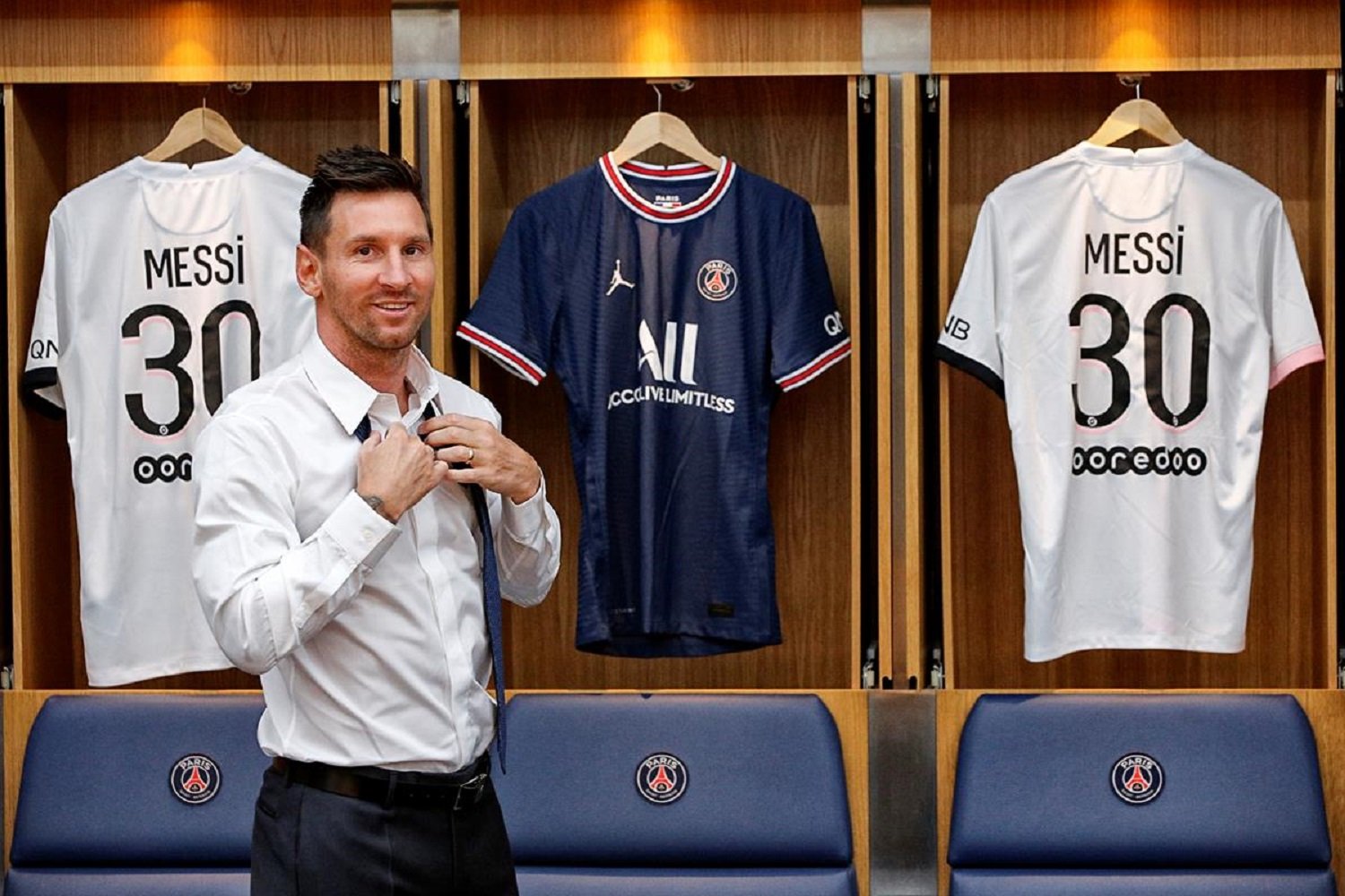 Leo Messi cambiándose en el vestuario del PSG / PSG