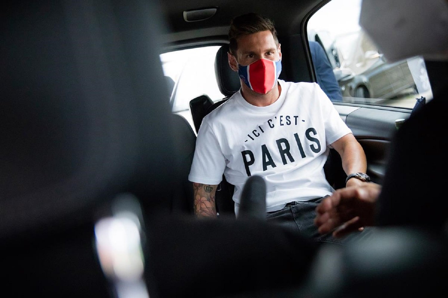 Leo Messi, en el coche después de aterrizar en París / PSG