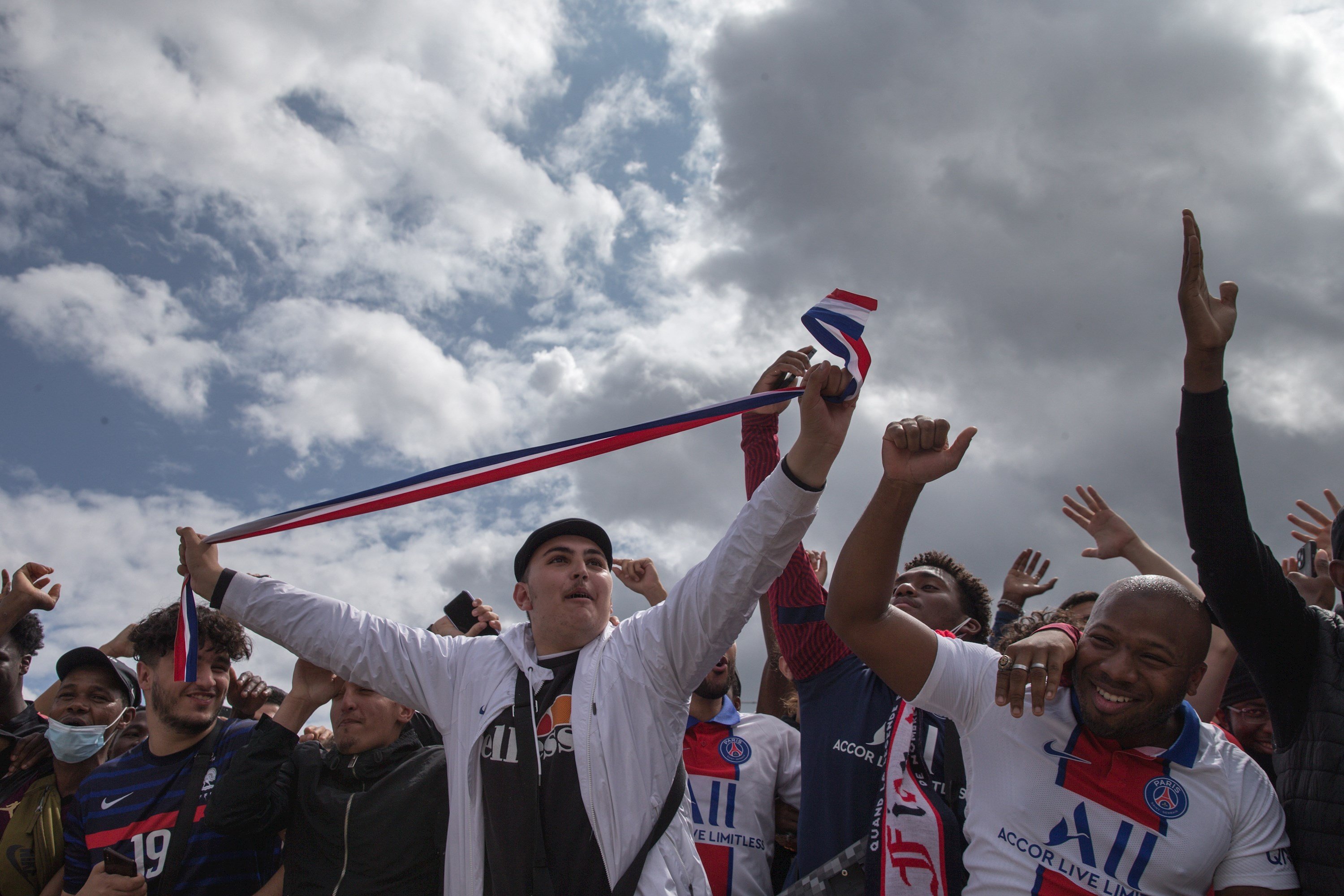 Los aficionados del PSG recibiendo a Leo Messi / EFE