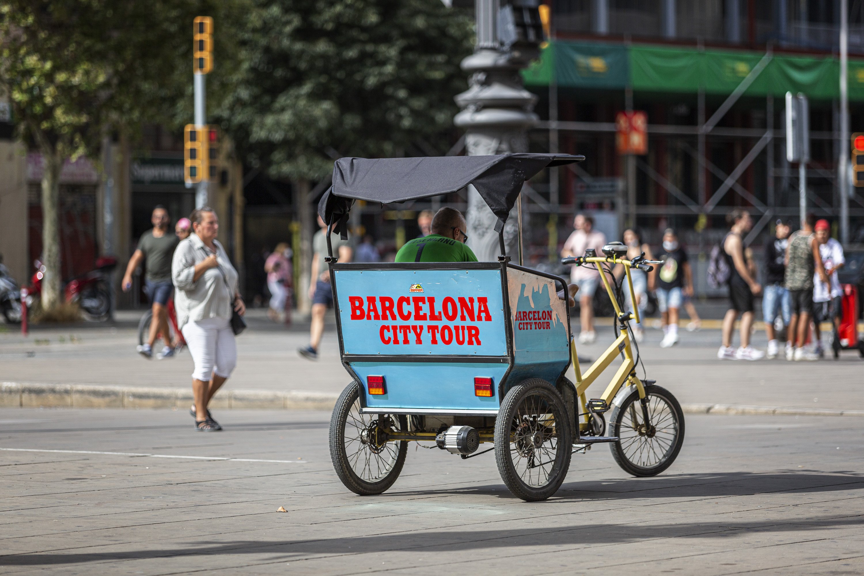 Desapareixen els bicitaxis de Barcelona: amagats per no ser requisats