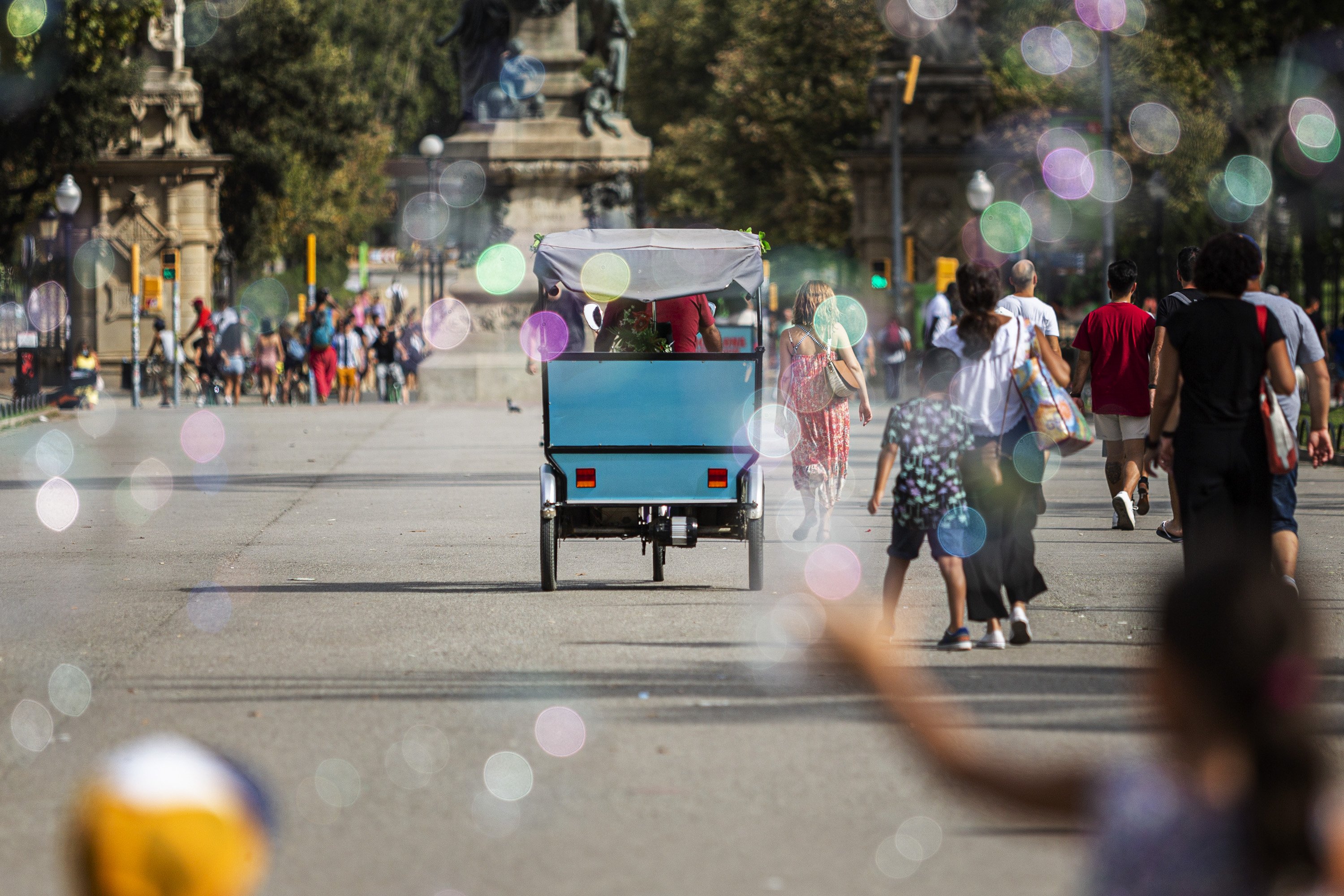 Vuelve el turismo y vuelven los bicitaxis: casi 600 multas en la Barceloneta